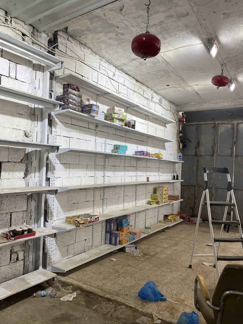 السلام عليكم 
مكتب للبيع في بابل الحلة شارع الجبل نزلة الثلج 
يحتوي ؏ براد 5 طن وتجميد 10 طن ومكتب محاسبة ورفوف وسكيب 
للاستفسار الاتصال ؏ الرقم ***********
