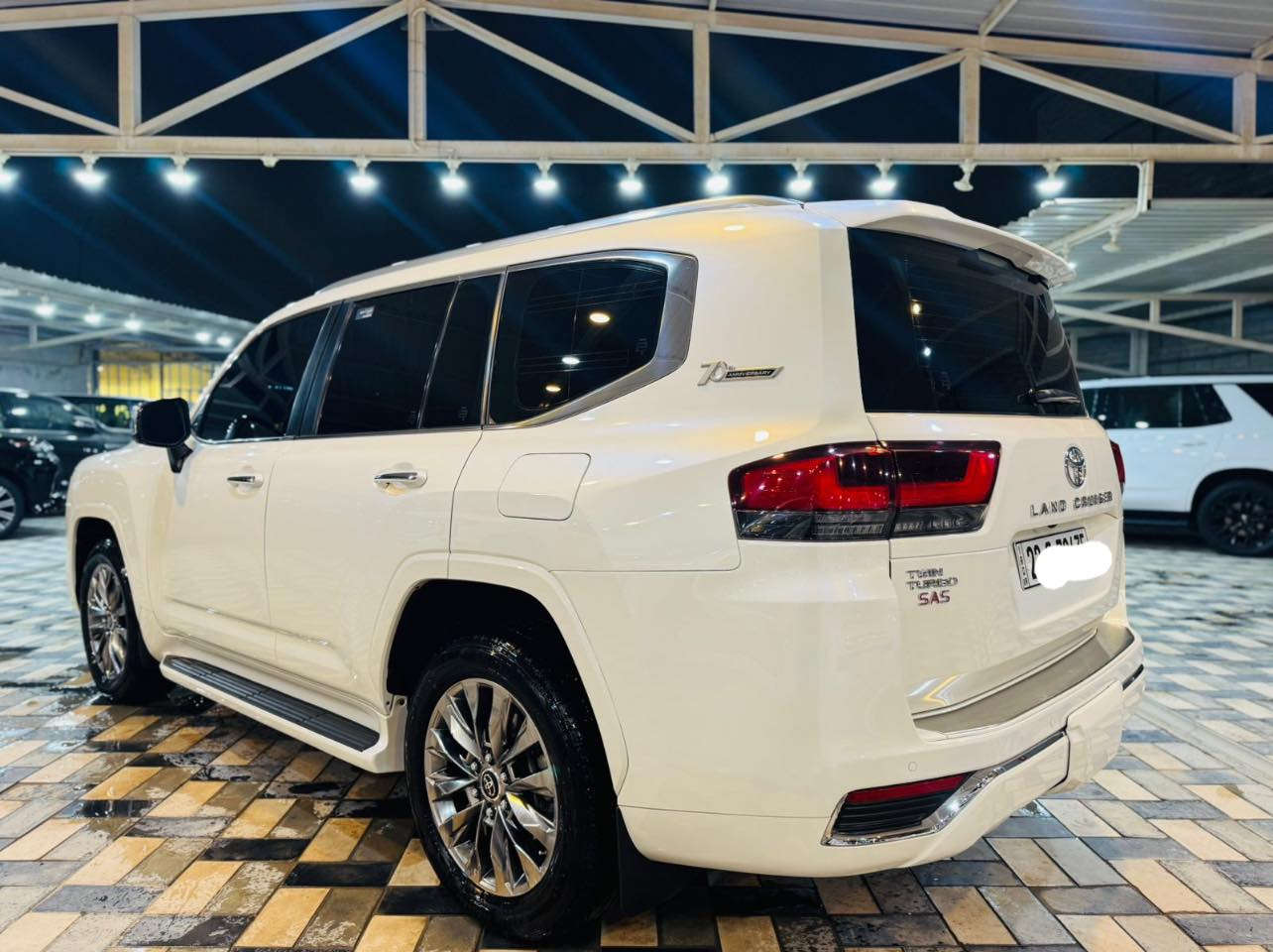 لاندكروز vx تون تيربو 2022 ساز ضمان 
السيارة فول مواصفات 
1-جلد 
2-تدفئة تبريد كشنات 
3-كشنات كهرباء 
4-ستيرن كهرباء 
5-كشت ذاكرة 
6-خمس بصمات 
7-كامرة 
8-رادارات 
9-جنطه شفط 
وباقي المواصفات المعروفة لل vx 
السيارة ماشية 41 
مكان السيارة النجف الاشرف 
الاستفسار ***********
