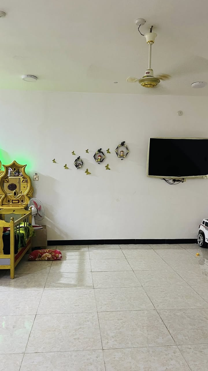 للبيع دار. سكن 220 م طابو اسهم طابقين مسلح منطقة السفينه / مقياس الماء -الطابق الارضي غرفتين وصالتين ومطبخ واستقبال ومنورين وگراج وحديقة والطالبق العلوي غرفتين وصاله وصحيات/ *********** وات ساب الحاج ابو كرار الجابري
