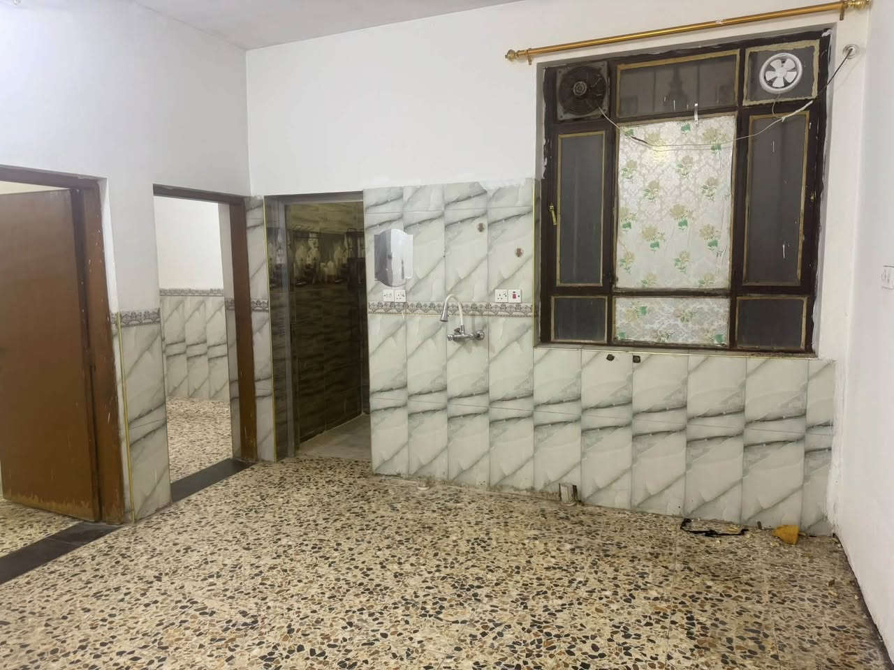 ‏سلام عليكم من رخصة الإدمان مشتمل للإيجار قرب جامع حسينية الفرج قرب مدرسة ذات العيون الابتدائية قرب متوسطة الأبرار وكافة التفاصيل مذكورة في الفيديو للاستفسار اكثر الاتصال على الرقم ***********
