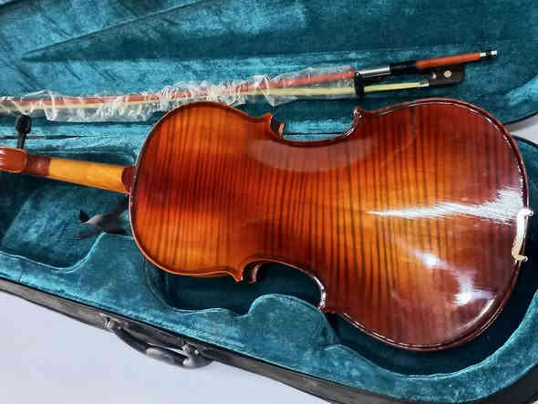 الة فيولا للبيع 125 الف الالة يكون حجمها اكبر من الكمان خشب ميبل مفاتيح وحناكية والفنكر بورد ابنوس جنطة وقوس وكاملة هذا رقمي وبي واتساب *********** مكاني بغداد / البياع ( يوجد توصيل باجور )
