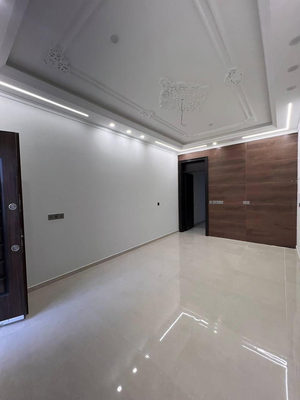 بيت للبيع في بغداد – حي القاهرة
📍 الموقع: حي القاهرة – قرب أسواق أبو تحسين
📐 المساحة: 134 م²
🏠 بناء حديث ومواصفات مميزة

✅ 4 غرف نوم
✅ 4 حمامات
✅ صالة واسعة
✅ مطبخ
✅ منوران
✅ كراج للسيارة

فرصة مناسبة للسكن العائلي في موقع حيوي وقريب من الخدمات والأسواق.

📞 للاستفسار والمزيد من التفاصيل يرجى التواصل
***********
  #بيت_للبيع #ضباط_القاهرة #بيع_شراء #عقارات_بغداد
