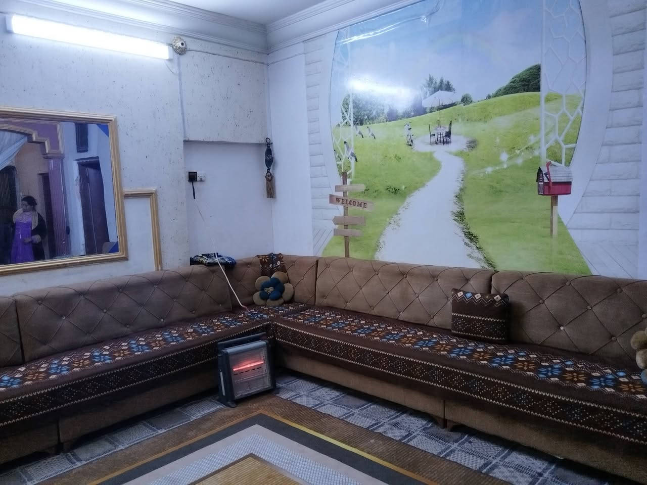 من رخصة الادمن بيت ومشتمل معروض للبيع يتكون من غرفه ومطبخ وصاله وهول وديوانيه وصحيات داخليه وخارجيه  اما المشتمل غرف ومطبخ وصاله وديوانيه وصحيات داخليه وخارجيه موقع البيت بل الخمسه كيلو شارع 30  بتجاه باب مجمع عمر الراوي البيت تجاوز وماشيه بي معامله بل البلديه السعر 140 وبي مجال قليل ***********
