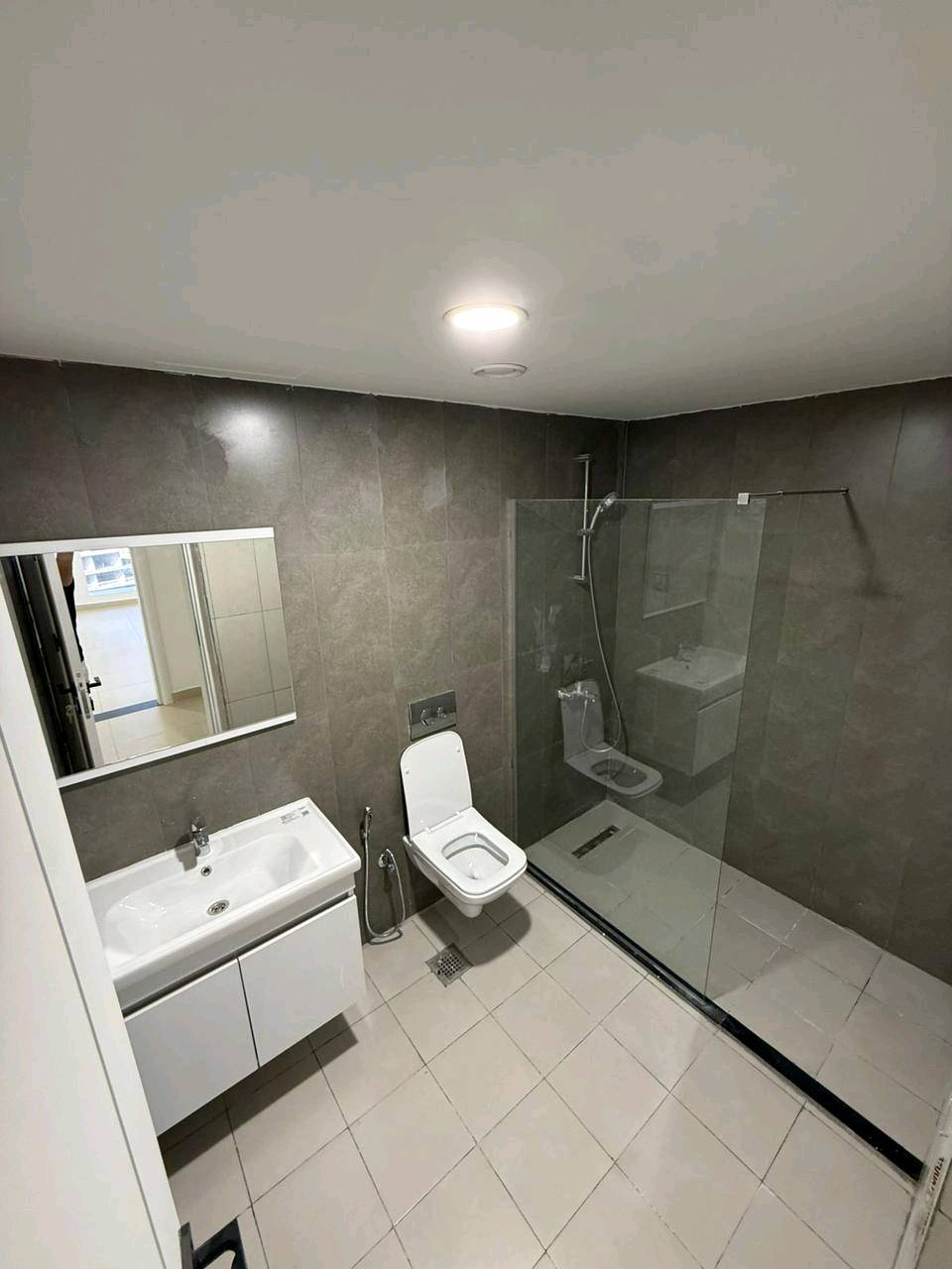 شقه للأيجار في مجمع رويال ستي المنصور مساحه ١٩٨ في البرج الرابع وتتكون من ٣ غرف و٣ حمامات ومجهزة كاونتر وسبالت تفاصيل اكثر على رقم 