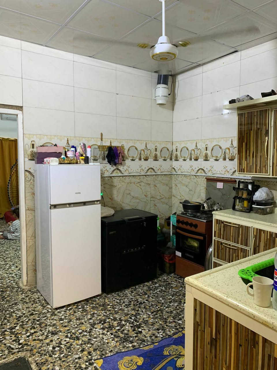 السلام عليكم بيت للبيع المساحة 80واقع حال  منطقة الاستكشافات حي الزهراء منطقة ال100 اول فرع على شارع السجة يتكون من استقبال ومطبخ وغرفة وترك خلفي بي درج الحديد يصعد للسطح البيت عكادة مزفت تغليف ايزكوم ومن الداخل تغليف سقف ثانوي مي مجاري كهرباء كلة اصولي بس عوزة تبليط ما بقى شي وتتبلط السعر 50وبي مجال
***********
