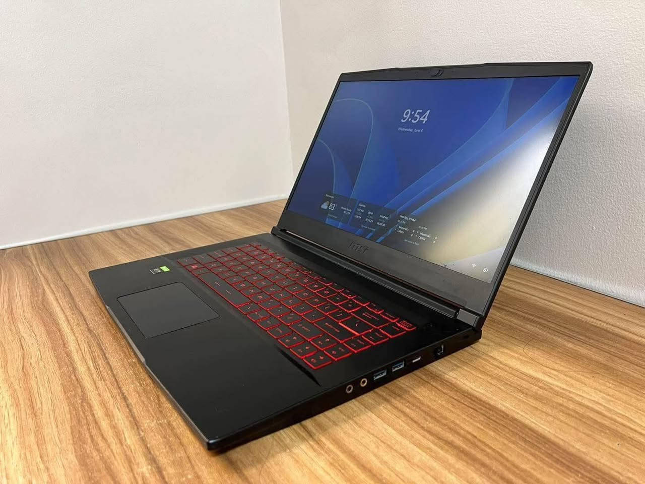 القويه الجميلة بكرت شاشة 3060 ملحقات كاملة كارتونه الأصلية وشاحن الاصلي وسعر🔥
MSI GF65 THIN 
الشاشة: 15.6 بوصة، FHD (1920×1080)، IPS-level، Anti-glare، تردد 144Hz
المعالج (CPU): Intel Core i5-10500H
كرت الشاشة (GPU): NVIDIA GeForce RTX 3060 بسعة 6GB GDDR6
التخزين: 512GB SSD
الرام: 8GB DDR4
الاتصال: Wi-Fi + Bluetooth (WLAN+BT combo)
بطارية ممتازه توصل اكثر من ثلاث ساعات 
نضافه 95% 
سعرها 850 الف بس 
تواصل *********** (واتساب)
اكثر من نوع ضمان عله نفس الجهاز متوفر توصيل لكل العراق او استلام مني مباشر موقعي البصرة
