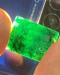 حجر زمرد طبيعي وبحجم كما واضح في الصورة للطلب مراسلتنا على الرقم واتسا...