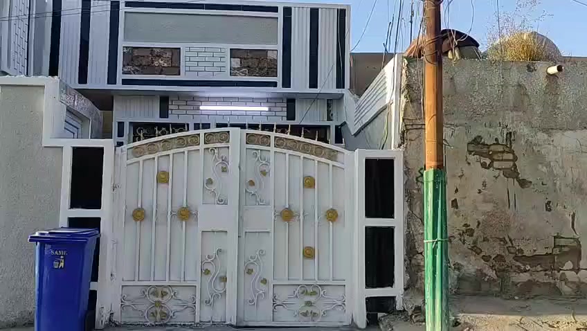 بيت في منطقة ال22 قريب على السوك الأخير وعلى مدرسة الرحاب 125متر بناء تسعينات جدا نظيف يحتوي طابقين الطابق الأول حمام ومطبخ وصالة وحولي كبير 
وغرفة نوم 
والطابق الثاني غرفتين نوم وسطح...كله كامل والسطح ايزوكام.....
للبيع السعر ب100وبي مجال واذا اكوا مراوس نفس المنطقة بيت اصغروينطون فرق عادي هم تراوس***********
