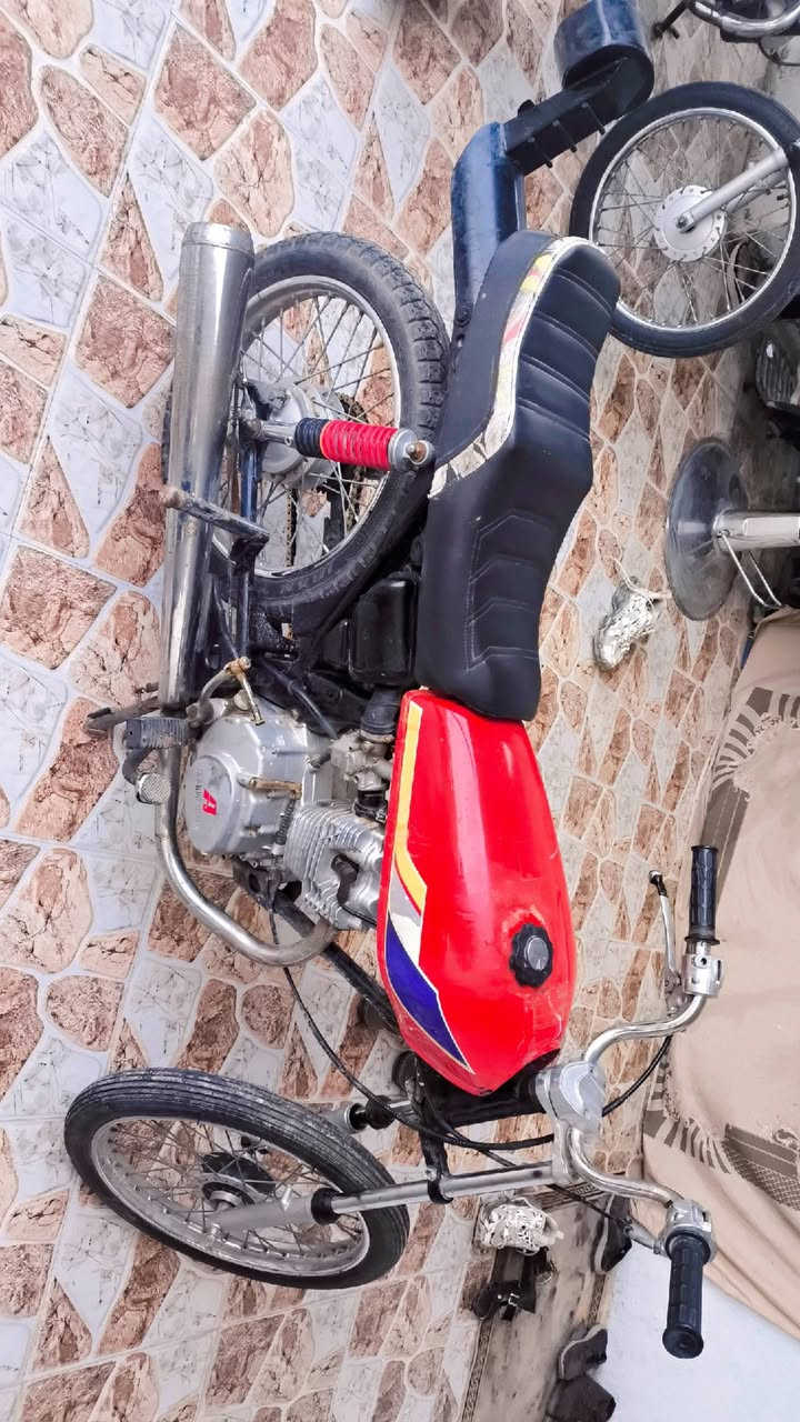 سمعليكو😁
نامه 22 كلك مكفوله من السرقه

السعر 250 وبيه مجال

المكان دوانيه 
التواصل واتساب ***********
