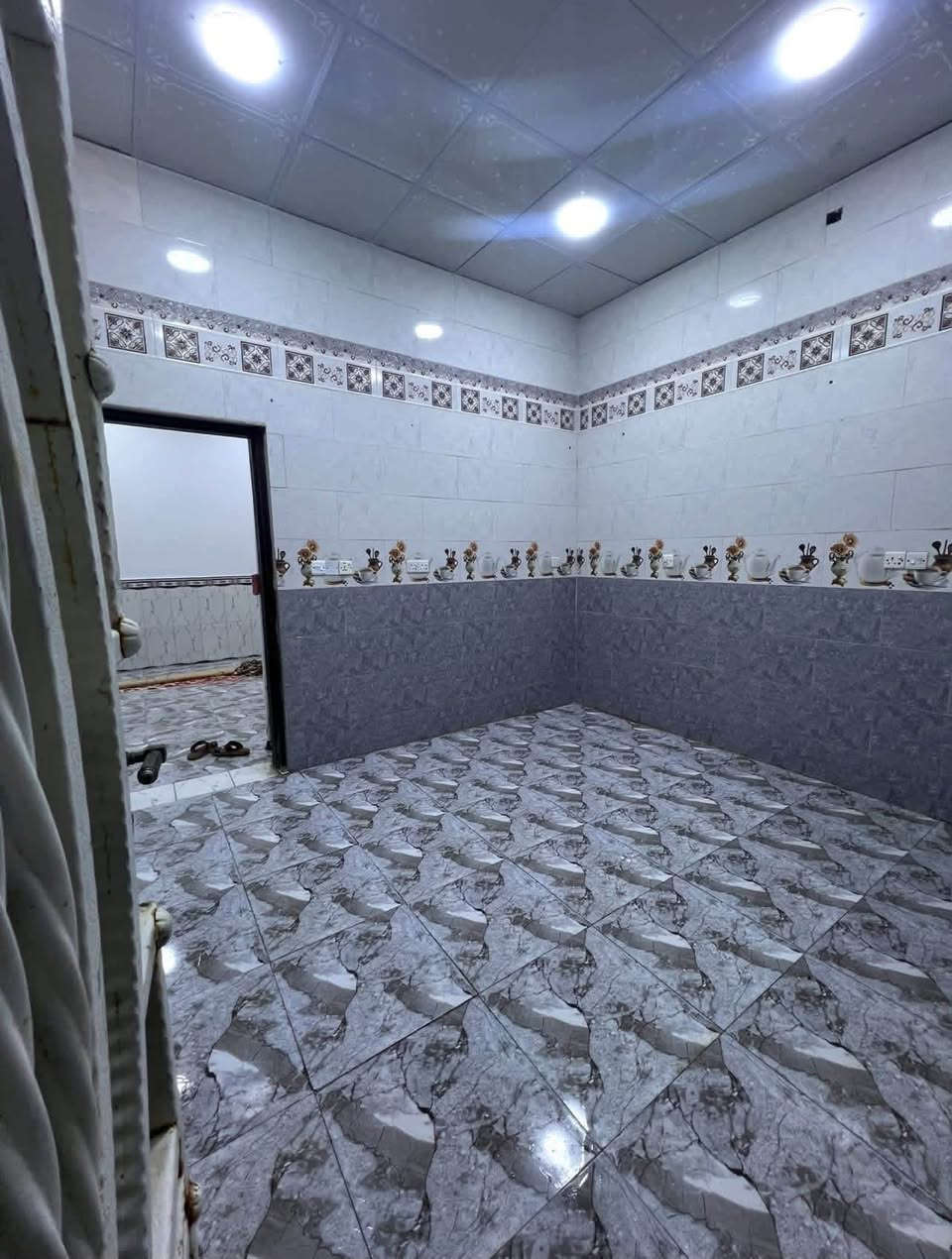 بيت للبيع في الجزيره الفيروزيه شارع ١١ تبليط شارع مرتب  مساحة البيت ٣٠٠ يحتوي البيت على غرفتين واستقبال وصاله ومطبخ وكندور ومنور مفتر على البيت  والارضيه بورسلين والكراج يسع سيارتين وحديقه زرع كبيره والطابق الثاني واصل للسقف نظام الشقق أربع غرف ويصير درج خارجي للشقه ينزل على منور جانبي يطلع على الكراج ويمكن فتح باب مفصول للخارج والشقه ثانيه مشتركه مع البيت تنزل على الدرج الداخلي بناء البيت بلوك والطابق الثاني فرمستون.

رقم الهاتف:***********
