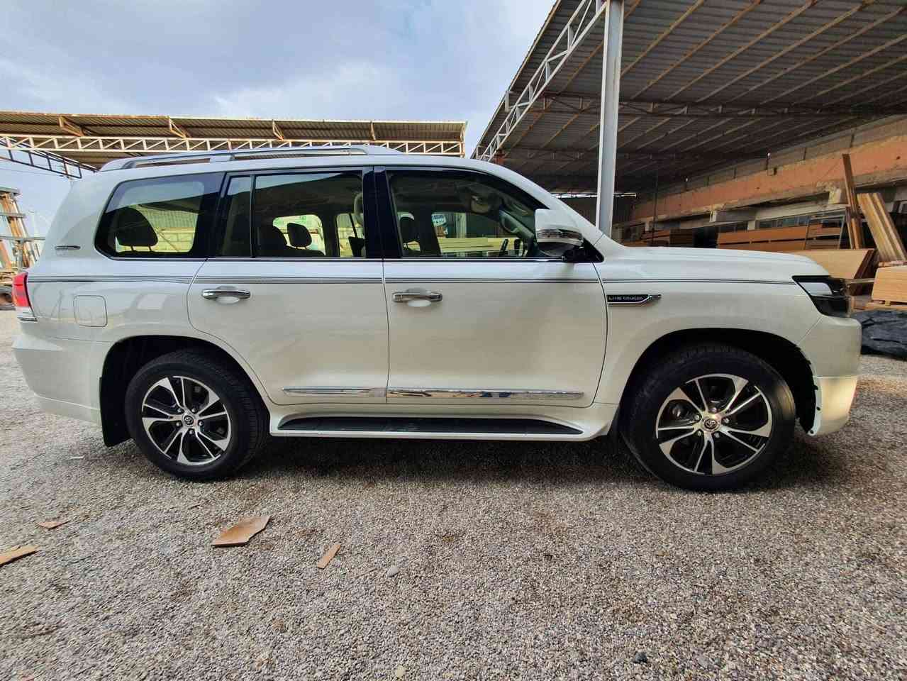 السلام عليكم احبتي 
لاندكروز 2021  GXR
حجم المحرك 4000 cc
28 الف كم العداد السياره بأطارات الشركه البلاديه 
شاشات خلفيه مع الشاشه الاماميه 
الكامرات محيطيه عدد ٤ 
الجنطة فتح واغلاق كهربائي مع نظام الشفط 
كشنات جلد ابيض 
ثلاجه وسطيه 
اضافه إلى انظمه الطرق الوعره وغيرها . 
السياره جديده  كلش 
بيه تعديل بارد فقط وبدون أي صبغ 
تكدر تفحص وتتأكد 
الصيانه وقت بوقته بشركه تويتا العراق لان هيه اصلا استيراد شركه ساز .
السعر المطلوب ٥٧٥ ورقه مع مجال بسيط 
استفسار اكثر اتصال على ***********
