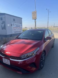 كيا فورتي 2024 لون احمر طبعا سياره مواصفات المعروفه  بيها باب سكن مبدل...