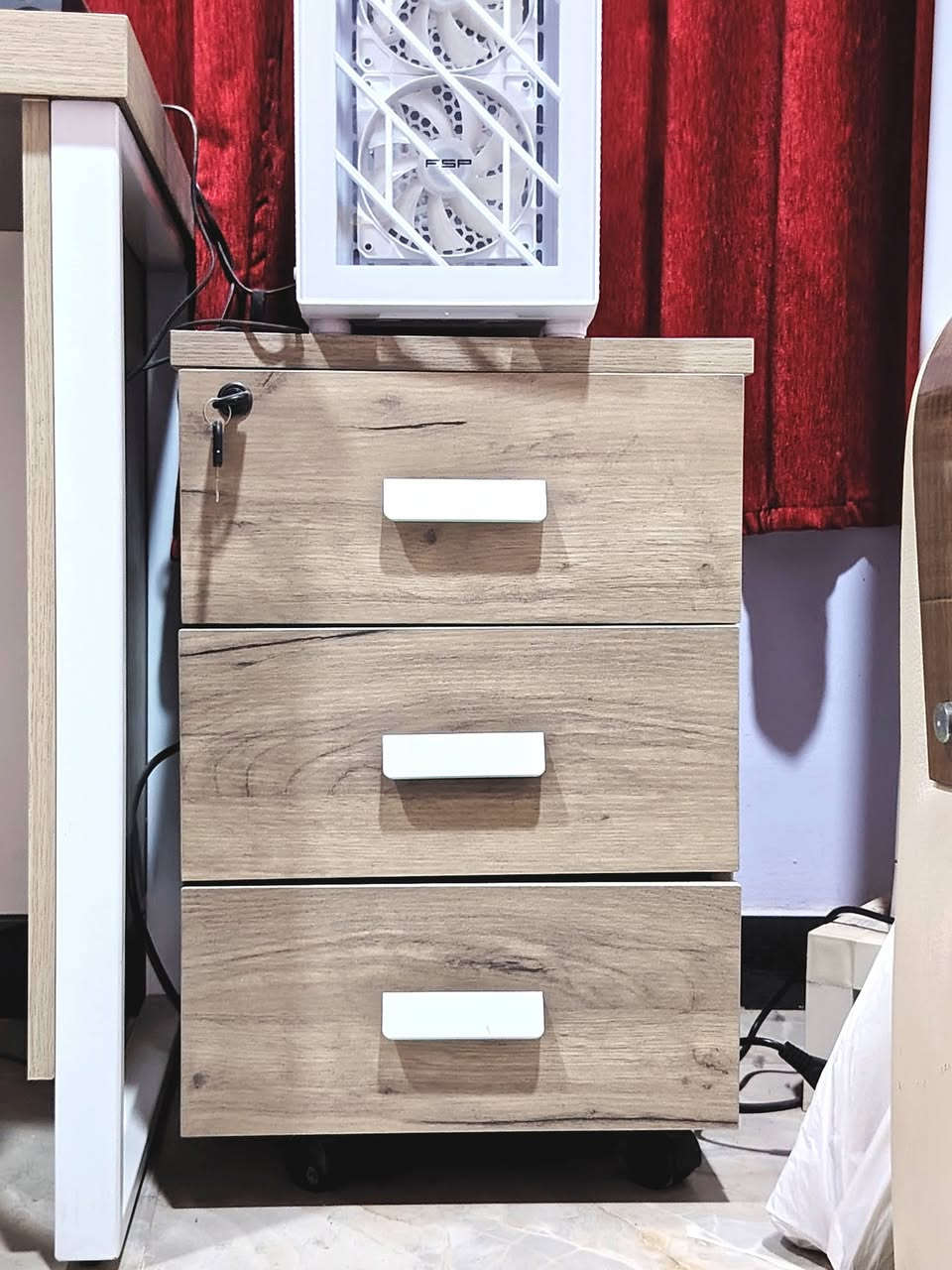 ميز+جرار من خشب ثقيل جودة عالية وقواعد حديد، الأبعاد: الطول 100 العمق 60 الإرتفاع 75 مستعمل قليل جداً وخالي من الكسور أو الخدوش السعر 145 ألف مكاني ياسين خريبط
***********
