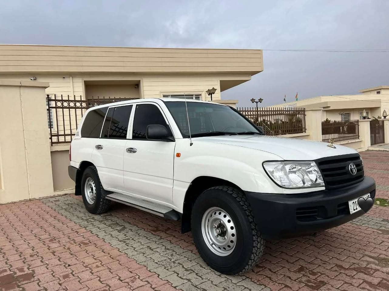 تۆیۆتا لاندکروزەر مۆنیکا مۆدێل 2001 فوول عادى G،٣٣٠ هەزار رۆشتووە،سوکان ئێرباگ،سەنەوی تازەیە تا 2029بەناوی خۆمەوەیە،٤تایەی لۆکی لەژێرە،هەزەی تازەیە،پارچەیەک و دوو پەڵە بۆیاخی هەیە بێ ناوگرتن جێ لەزگەی کارتە،کتابی جام ڕەشی لەگەڵە،گێرو مەکینەو ئەکسل بەشەرت ،تەحویل خەرامە بەشەرت،چرکەی تێدا نیە، تەبرید ساردو گەرم 
0771 591 6060
