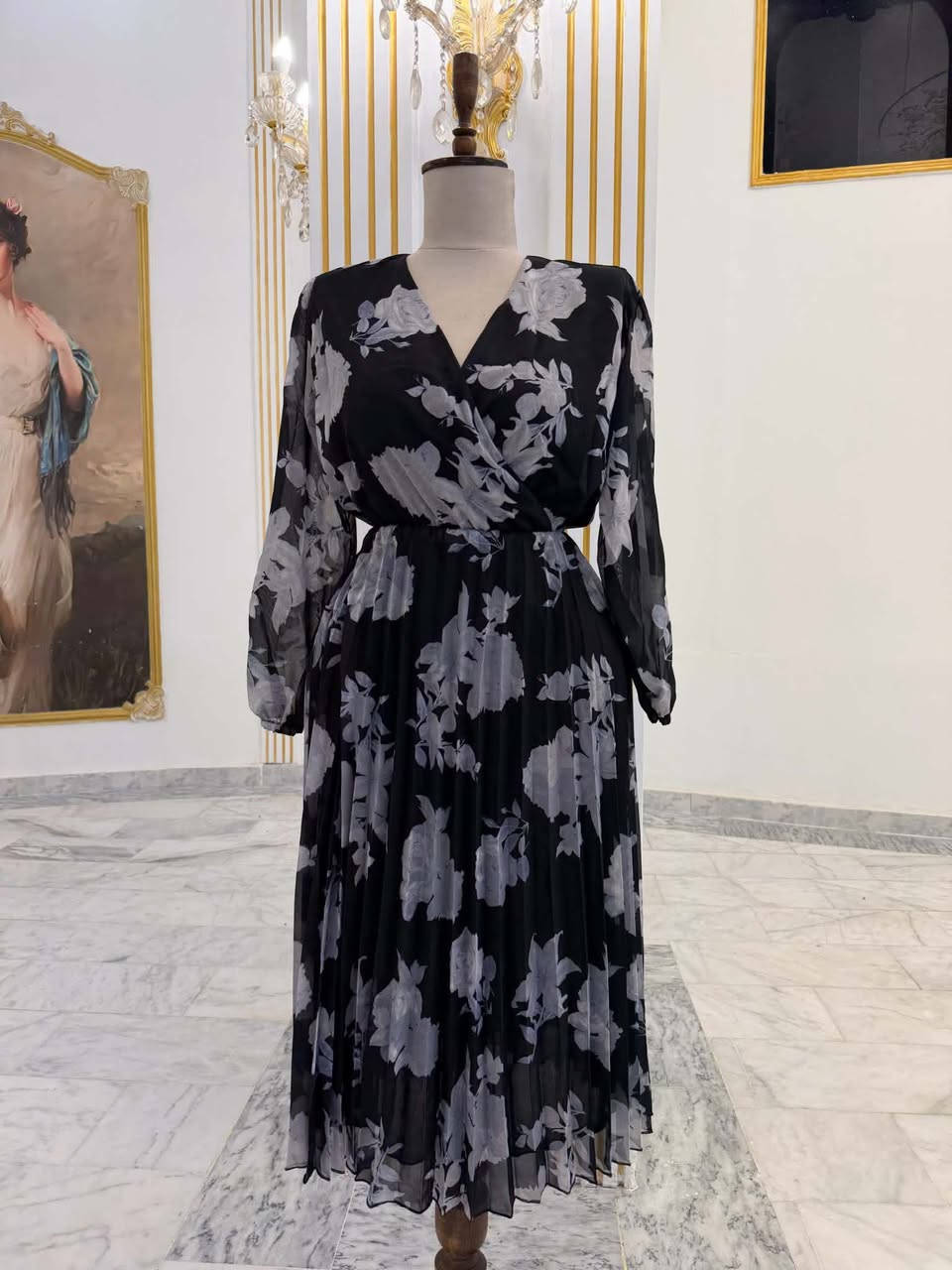 الخامة: شيفون عالي الجودة مع بطانة داخلية ناعمة.
التصميم: أكمام طويلة، خصر مرن، وقصة كلوش منسدلة.
):يلبس قياس 38 و 40 .): يلبس قياس 42 و 44.): يلبس قياس 46  يلبس قياس 50 و 52 .
السعر35
يوجد توصيل كل محافظات3


**إذا كنت صاحب هذا الإعلان وتريد حذفه لأي سبب، رجاءا أرسل رسالة إلى الدعم الفني**