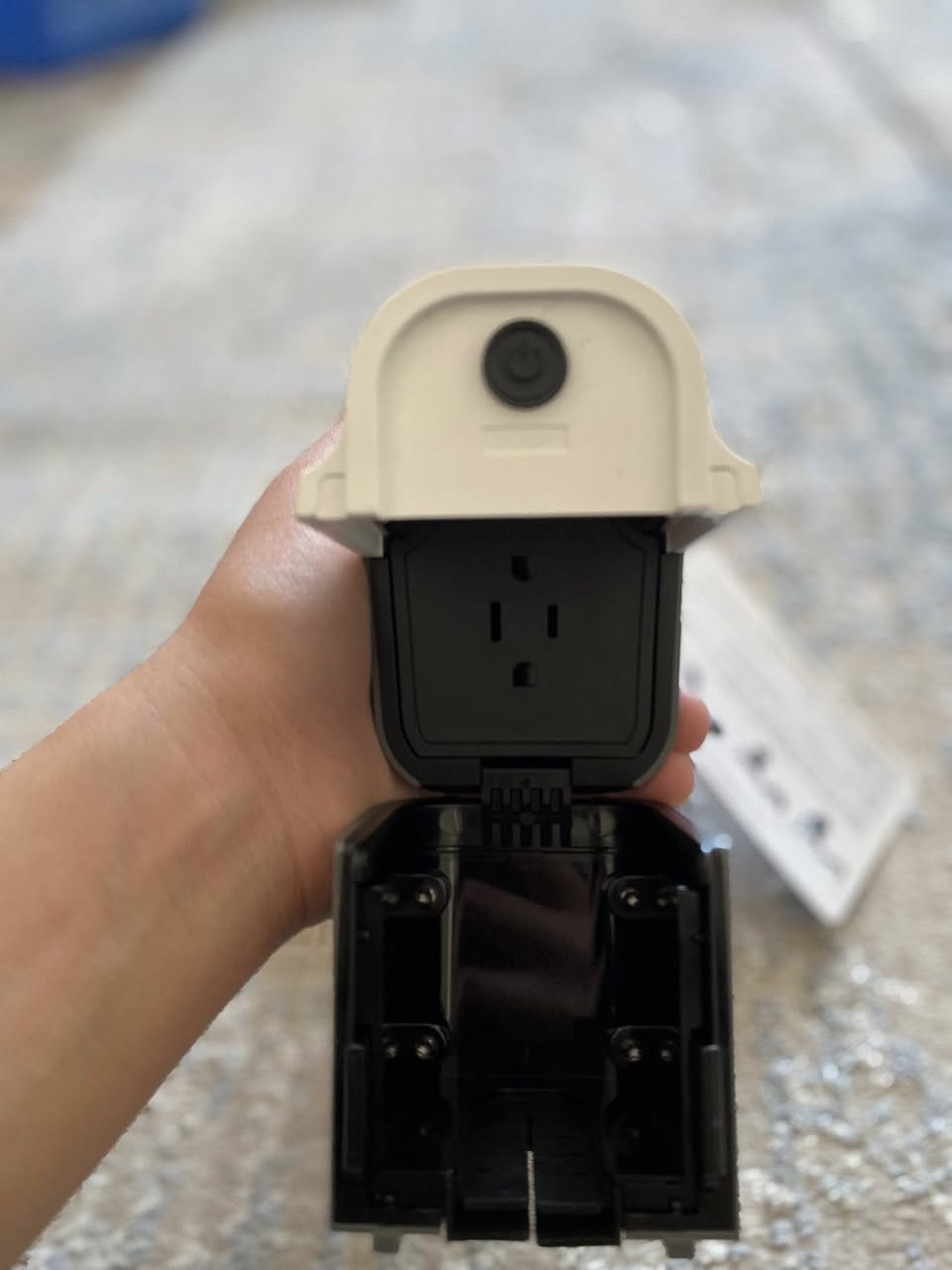 السلام عليكم 
ادابتر كيا اصلي يسحب كهرباء من السياره ينطي كهرباء 15 امبير 
يرهم على جميع السيارات منفذ تايب وان جديد غير مستعمل سعر 130 الف
مكان بغداد اليرموك ***********
