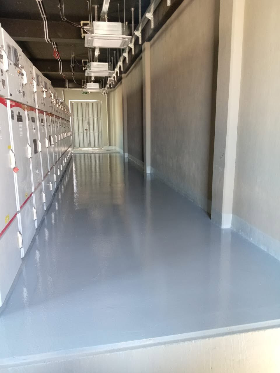 🏗️ بيتك أمانة.. احمهِ من الرطوبة والحرارة للأبد! 🏗️
هل تعاني من مشاكل تسرب المياه أو الحرارة العالية؟ الحل ليس مجرد "صبغة"، الحل هو نظام البولي يوريثان المتكامل الذي نقدمه لكم بأعلى المعايير الهندسيّة.
نحن لا نضع المادة فحسب، بل نتبع خطوات علمية دقيقة تضمن لك عزلاً يدوم لسنوات:
🛠️ منهاجنا في العمل (خطوات الإتقان):
1. التنظيف الشامل: إزالة كافة الأتربة والشوائب لضمان تماسك المادة.
2. حف "الكوسرة": تسوية السطح وفتح المسامات لضمان التصاق المادة بالخرسانة.
3. الغسل الأول: إزالة الغبار الناتج عن الحف.
4. معالجة التشققات: ترميم وتصليح كافة الفطور والتشققات بمواد إنشائية خاصة.
5. عزل التوصيلات: عزل دقيق لأنابيب السبالت والمجاري لمنع أي تسريب مستقبلي.
6. الغسل النهائي: التأكد من نظافة السطح بنسبة 100% قبل البدء.
7. طبقة البرايمر (Primer): طبقة الأساس لتعزيز الالتصاق ومنع الرطوبة.
8. المادة النهائية (Polyurethane): تطبيق الطبقة العازلة التي تحمي من مياه الأمطار وأشعة الشمس الحارقة.
9. فحص العزل بالماء بمدة لاتقل عن 24 ساعه حتى نضمن لك العمل 100‎%‎
✨ لماذا تختار "المهندس للعزل والترميم"؟
✅ خبرة ميدانية في كبرى مشاريع البنى التحتية.
✅ استخدام أجود المواد العالمية.
✅ دقة في المواعيد وإتقان في التفاصيل.
✅ ضمان حقيقي وراحة بال طويلة الأمد.
📞 للاستفسار والحجز، تواصل معنا الآن:
[***********]
📍 أربيل وكافة المناطق المجاورة
المهندس للعزل والترميم.. القوة في الأداء، والضمان في التنفيذ.
