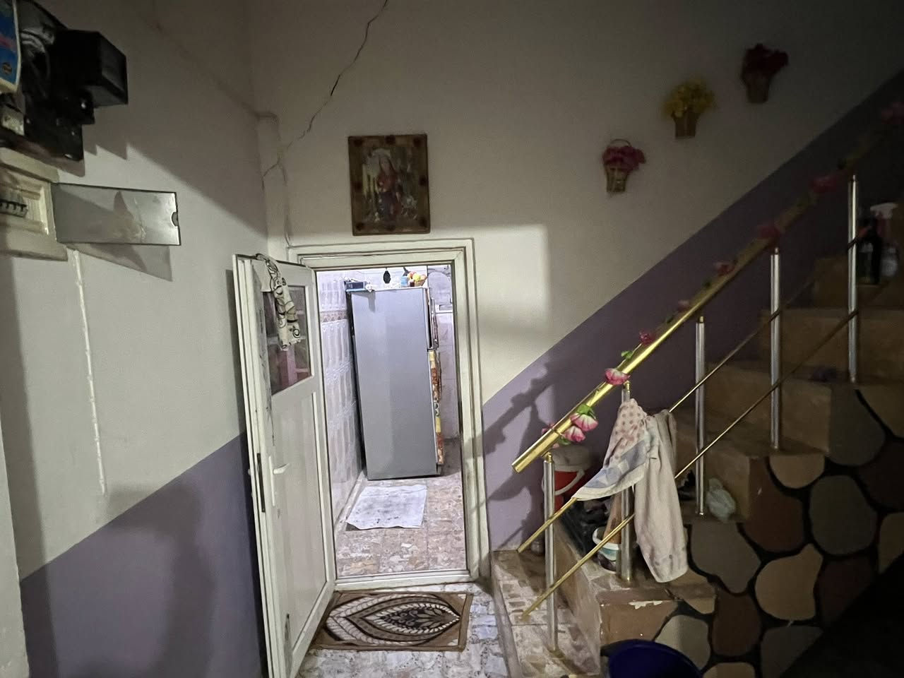 سلام عليكم
للبيع دار مساحه ٢٧٥متر  كوفه شارع المعمل شارع سيد حبيب 
بناء غرفتين +صاله +استقبال + مطبخ +حمامات +كراج +محل من البيت 
الاستفسار الاتصال ***********
