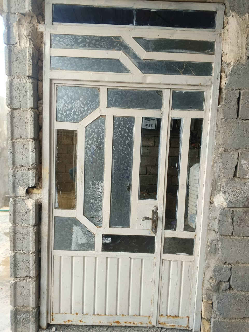 سلام عليكم عندي باب وشباك للبيع مكاني ديالئ جلولاء هذا رقمي وبيك خير تدلل ***********
