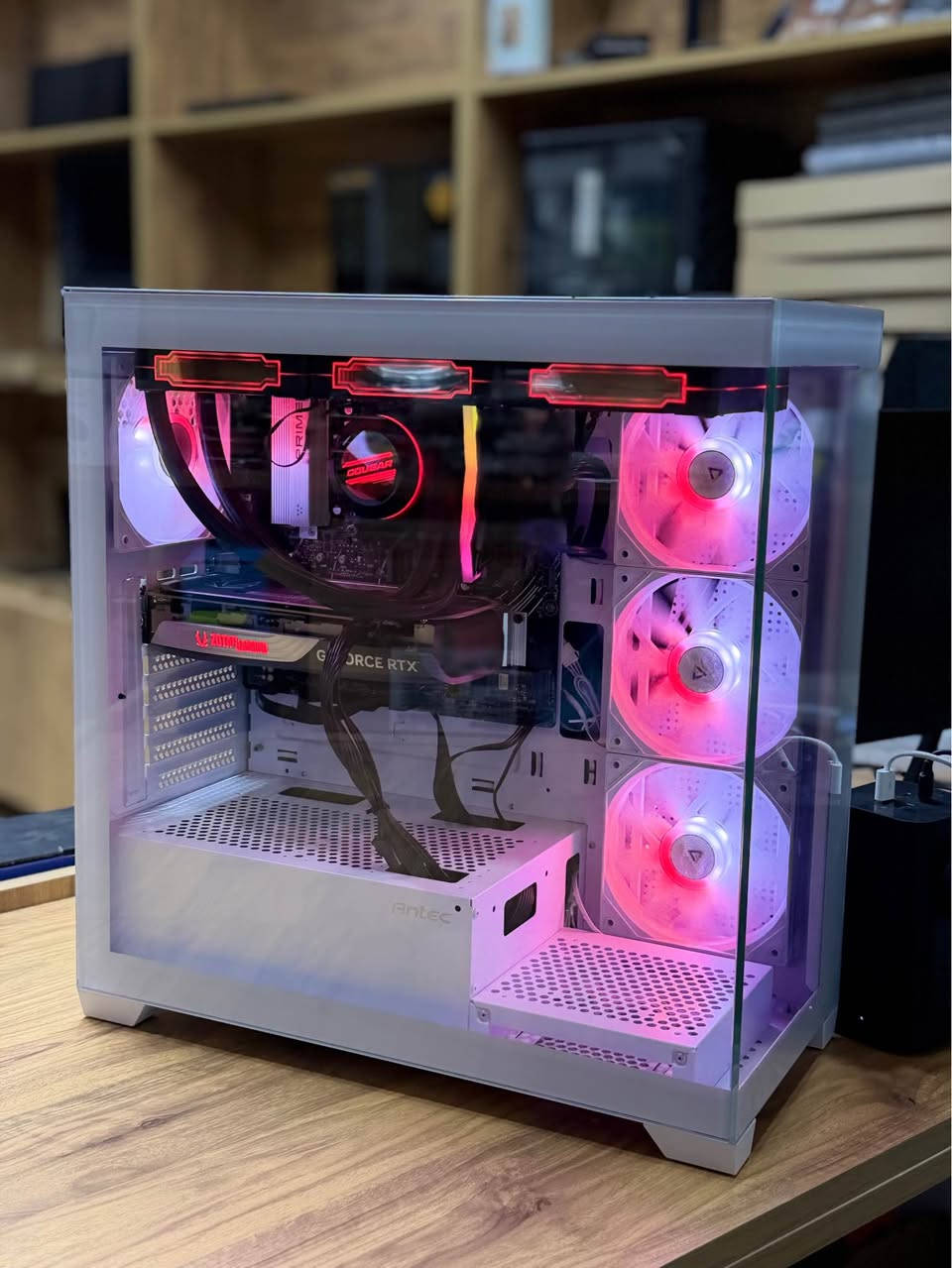 Gpu:4070 zotac 12 gb
Cpu:ryzn 5 7600
Ram: 16gb t force ddr5 6000mhz 
Psh: 750w +80 gold  segotep 
Mth: b650 asus prime 
Hard:512 ssd m.2
Cooler: liquid cooler cougar 3fan 360mm
Case : antec. 7*fan

کەیسی گەیمینگ و زۆر بەهێز بۆ هەموو کاریک دەبێت 
زەمانی ١ مانگ 
نرخی 1075$ قفڵ
وەک نوێ وایە 
گەیاندن بۆ هەموو شوێنێک هەیە 
***********
*********** أربيل, العراق
