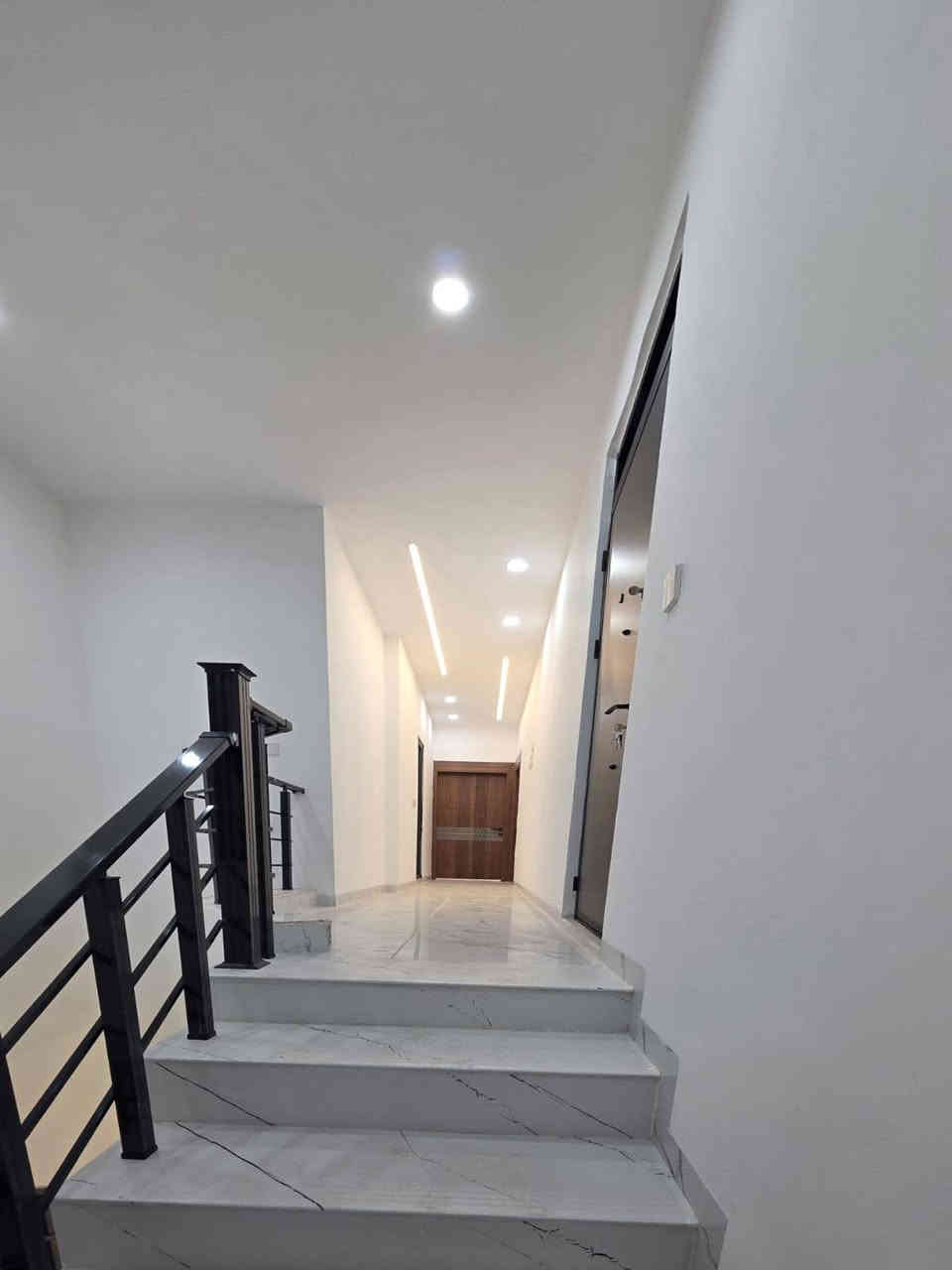 للبيع دارين توم طابو صرف مساحة كل دار 120م
بناء فول مودرن
يتكون من كراج واستقبل ومطبخ حار وبارد وهول مفتوح وغرفة نوم وصحيات
طابق الثاني غرفتين نوم وهول وصحيات
حي البعث قرب مدرسة حمزة بن عبدالمطلب
سعر الدار 215 مع مجال
***********
