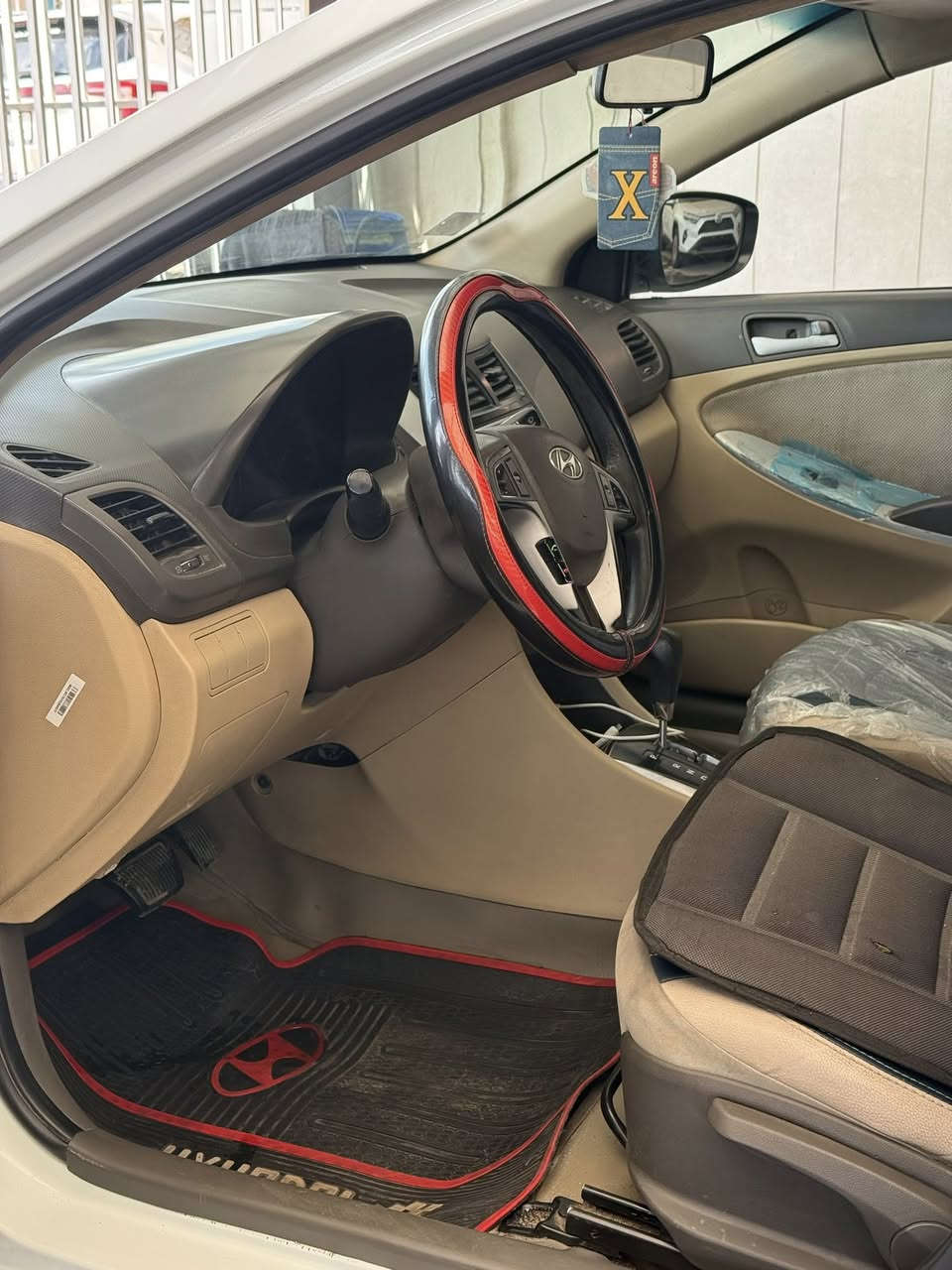 السلام عليكم هونداي اكسنت 2013 خليجي مكفوله عدا باب السائق صبغ السياره مكينه كير كفاله فول موصفات 

موصفات 
فتحه -أربع دسك-جلد ابلادي -اشاير بالمري -
الاتصال ***********
