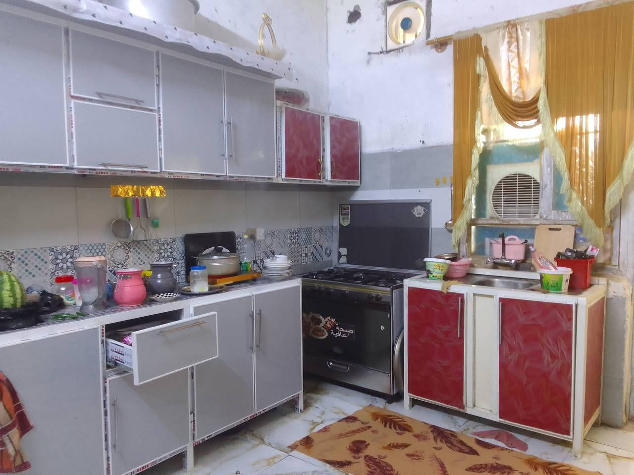 السلام عليكم دار للبيع المساحه 140 متر غرفتين وصاله و دوانيه و مطبخ و صحيات داخليه و خارجيه منطقة الدجين نزلت منفذ الطاهر بناء عكاده جديد واي استفسار أتصل على رقم صاحب البيت انا مكلف بالنشر *********** رقم صاحب الدار السعر 50 بي مجال
