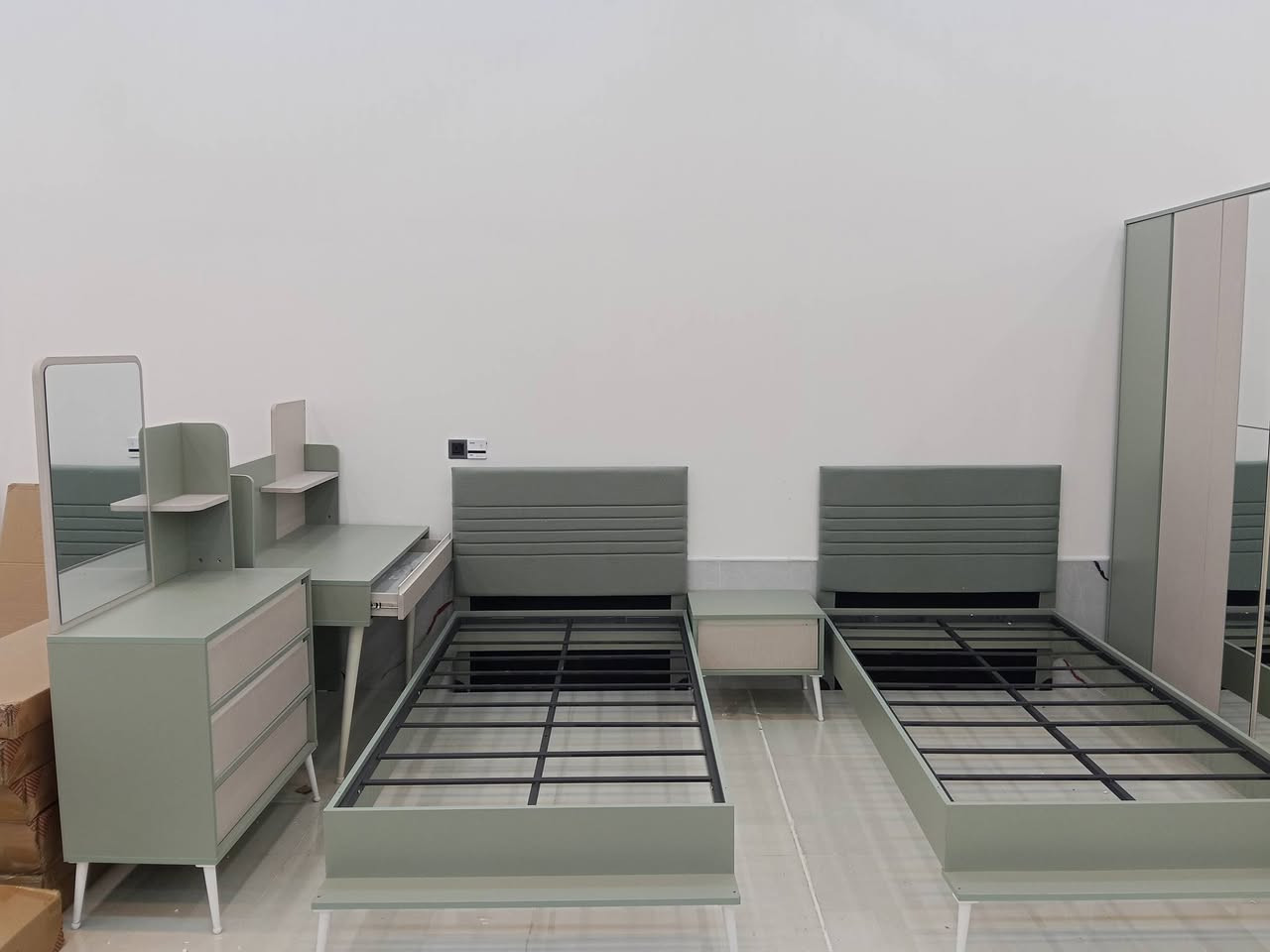 السلام عليكم ورحمة الله وبركاته 
فني تنصيب الأثاث التركي والصيني وكل أنواع 
 الأثاث المنزلي والمكتبي
فتح وشد وتصليح كل انواع الغرف
عدا العراقي 
بيع وشراء الغرف التركيه المستخدمه والاثاث المنزلي المستخدم 
للطلب والاستفسار راسلونا او اتصلو بنا على الرقم 
***********
