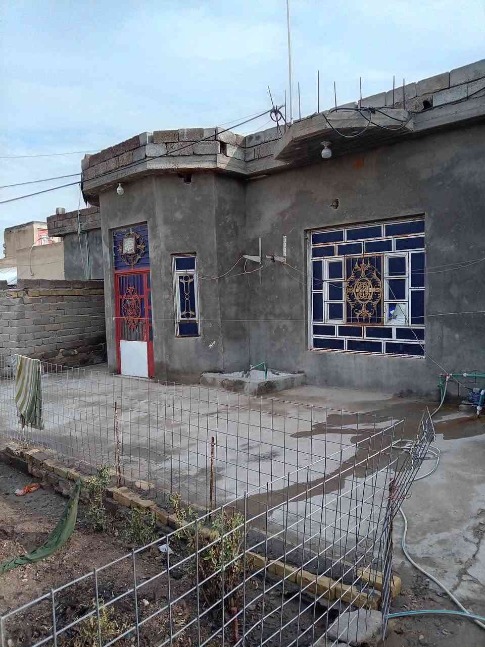 بيت للبيع ٢٣٠متر كونكريت ٣غرف استقبال 
مطبخ هول صحيات حديقة مع مشتمل عكادة ٢٢٠ مساحة ٤٥٠متر زراعي للمنديل منطقة في منطقة الماجدية قرب دأرة الزراعة شارع السوق جميع الخدمات متوفره سعر ٥٥ بناء حديث ٢٠١٦رقم ***********
