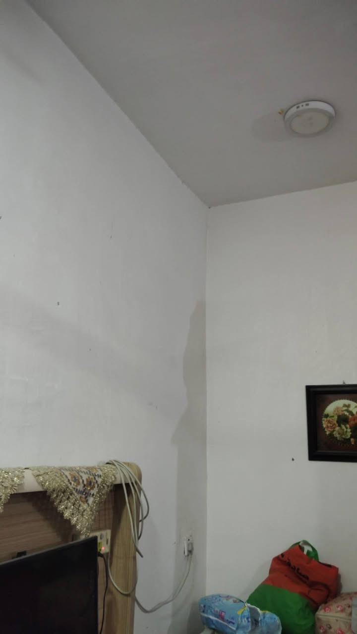 السلام عليكم بيت 100متر للبيع 
يتكون من طابقين 
صيحات خارجية+داخليه
مطبخ 
صاله مفتوحه ع كلدور
غرفه نوم عدد2
سطح ناصي وسطح عالي
للستفسار
***********
