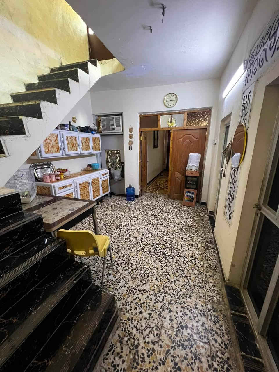 دار للبيع بمنطقه الزعفرانيه حي الزهور الزراعي بيت طابق ونص استقبال كليدور وغرفتين وصحيات ارضيه كاشي والسطح شتايكر البيت مساحته ١٠٠متر كهرباء خط ذهبي و وطنيه واجهة ٥ ونزال ٢٠ بيت نضيف سند ١٧ موقعه الزعفرانيه حي الزهور الزراعي مقابل مول الجوهره الفرع بدايته صوره الصدر السعر٦٢ وبي مجال ***********
