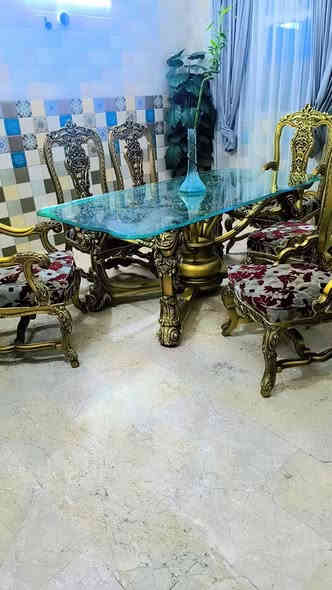 السلام عليكم ميز طعام زان نقوش مصريه ثقيل مع 6 كراسي 500 وبي مجال بسيط للعلم اخذته ب10 ورقات مكاني بغداد 
‭0772 955 9513
