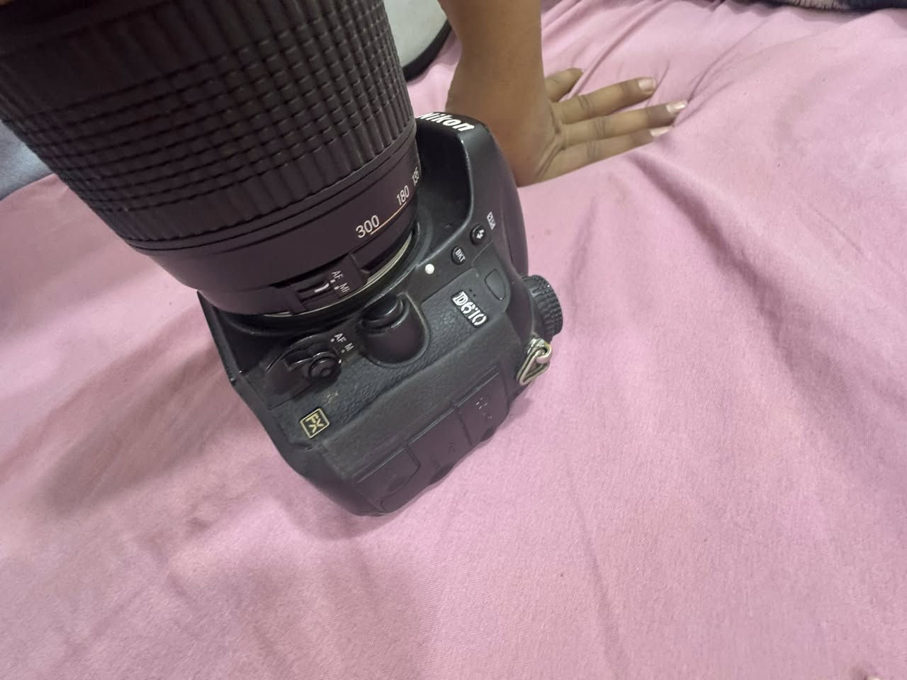 سلام عليكم بدي 610*عدسة 70+300
مكاني ناصرية السعر 650توصيل موجود 

***********
