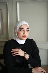 الأناقة تجتمع في قطعة واحدة! ✨  الربطة الدانتيل المثلث 🎀  تشكيلة ألوان...