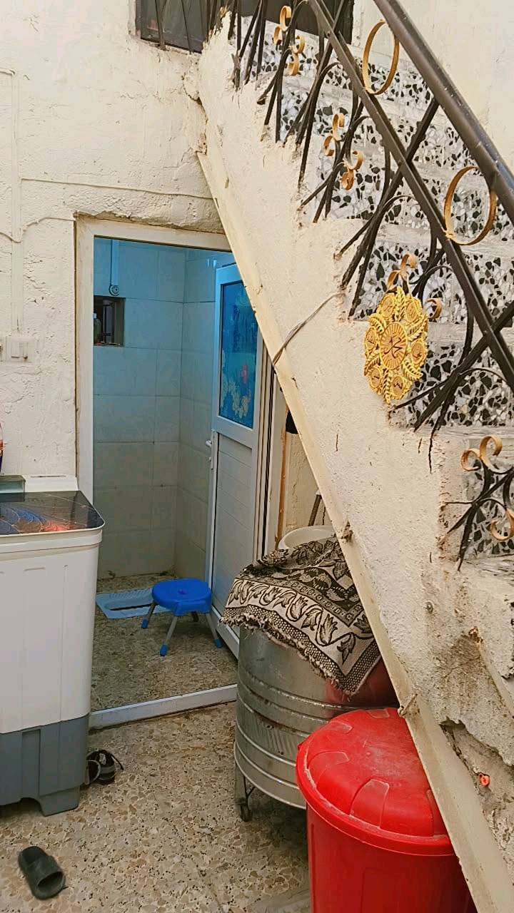 سلام عليكم بيت للبيع أو مراوس البيت 50متر مراوس ب 100متر معه فرق البيت جاهز للسكن كله سراميك ويبعد عن شارع لعام 200متر مكان لبيت شارع بانزين خانه ريبال حي صدر ثالث عمود 10