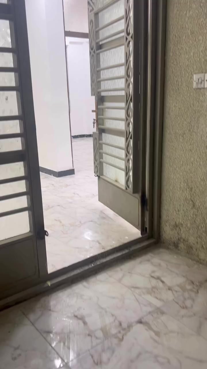 السلام عليكم
شقه للأيجار طابق اول ومحتوياتها واضحه بالفيديو 👇 
الموقع: الدوره مقابل ابو الطياره خلف مستشفى الدوره الاهلي شارع جامع مالك الملك 
الشقه نظيفه جدا وجاهزه والبناية حديثه والمنطقه تبليط سعر الايجار ٣٠٠ الف بدون دلالية اني صاحب البناية ومطلوب عائله صغيره 
للاستفسار اكثر  *********** اتصال او واتساب
م/ إذا ٦ اشهر او سنه فالسعر يختلف
