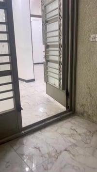 شقه للأيجار طابق اول ومحتوياتها واضحه بالفيديو 👇  الموقع: الدوره مقابل...