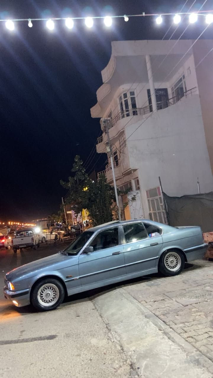 فرۆشتنی خێرااا موشتەریت زۆرر هەرزانە 

بیئێم ٥٢٥ گێڕ عادی بۆ فڕۆشتن ١٩٩١ سەنەوی لەگەڵە 
بەشەرت نایدەم رەقەمەکانی ئەسڵیەو متابقە رەقەم شانسی
ABS مەزبوت
فوول فوول 
مواسەفاتی گێڕ عادیە شاشەیە فۆرمیکا جڵدە پەردە بیلادە چوار جام کارەبای پێش پان سڵاید لۆک کارەبای دەبڵ چکمەجەو دەبڵ ئێرباگ و گێچ ئەلقەیە ناوەکەی لۆک لۆکە فوول فولە 
لێدراوی نیە شان و تیکمەکانی شانسی وەک شوشە نەبوو نەتەوێ
پانکەی کارەبایم بۆ بەستوە بەنزین هەر ناخوا 

سەیارەکە تازە عەینوو کلاج و فلاونی ئەوروپیم دەبۆی کلاجم بۆ بەستوە تازە تاخم پێشم بۆ گۆریوە 
سەیارەکە هەموو عەیبی بۆنیدەکەی تۆزێ بە پانکە دراوە فیتێز گێرەکەی بۆ بەگ مەزبوت نیە ئەویش ٢٥ هەزاری ئەوێ .
لە چەمچەماڵم 
*********** وەتس ئاپی لەسەرە
