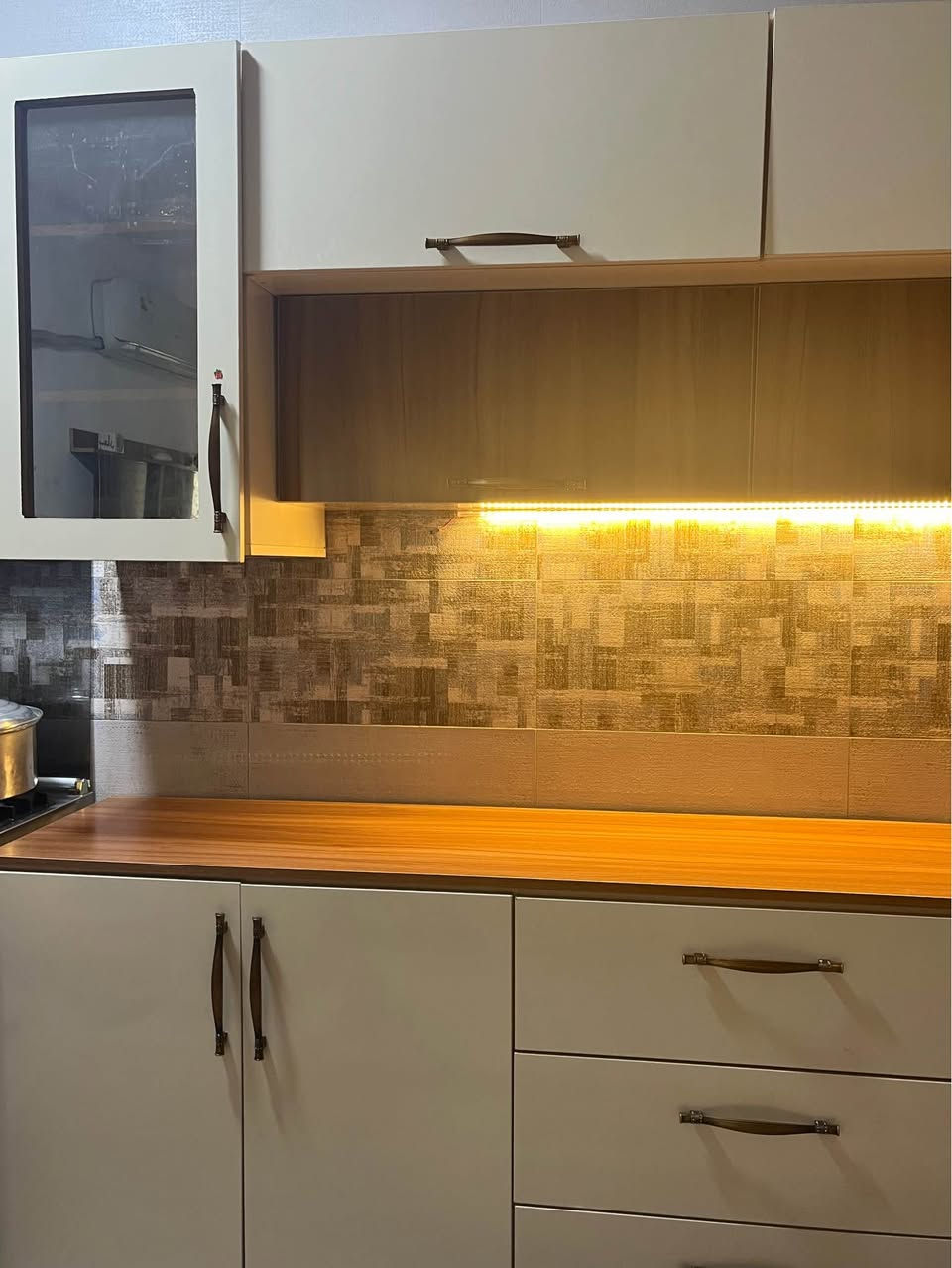 مطبخ توصاة تفصال خاص 
ملحق متكون مِـن ٦ ابواب 
كاونتر اربع ابواب + مجرات ٣
سنك اربع ابواب ومرمر 
مستعمل جديد مصارله سنه يمي مابي أيــي ضرر 
السعر ٥٠٠ الف وبيه مجال 
للتواصل على الرقم 
*********** بغداد, العراق
