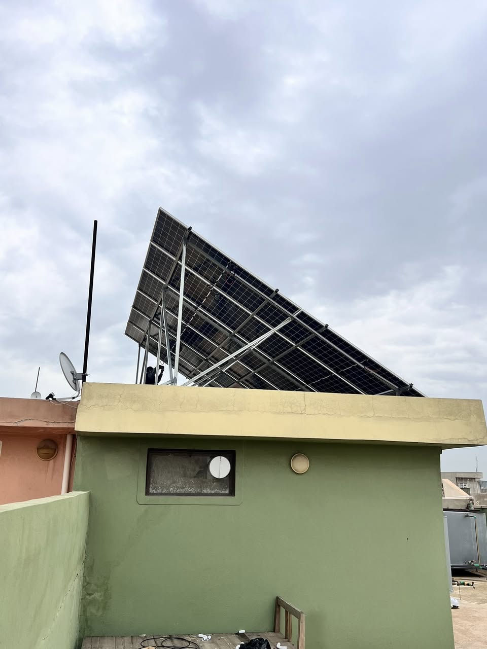 تم بحمدلله تجهيز وتنفيذ منظومة شمسية تعمل على تجهيز المنزل ب٢٠ امبير نهارا و١٠مساء في مدينة الموصل-حي البلديات

مكونة من ١٢ لونجي ٦١٥واط هيمو٧
وانفرتر ميگاريفو بقدرة ٨كيلو واط
وبطارية ليثيوم ١٦كيلو واط.ساعة

تم تنفيذ هذه المنظومة من قبل كادر مكتب ميكاواط للطاقة الشمسية

الموصل -شارع بغداد-مقابل مصرف الرشيد
***********
***********

#Megarevo
#solar
#موصل
#طاقة
