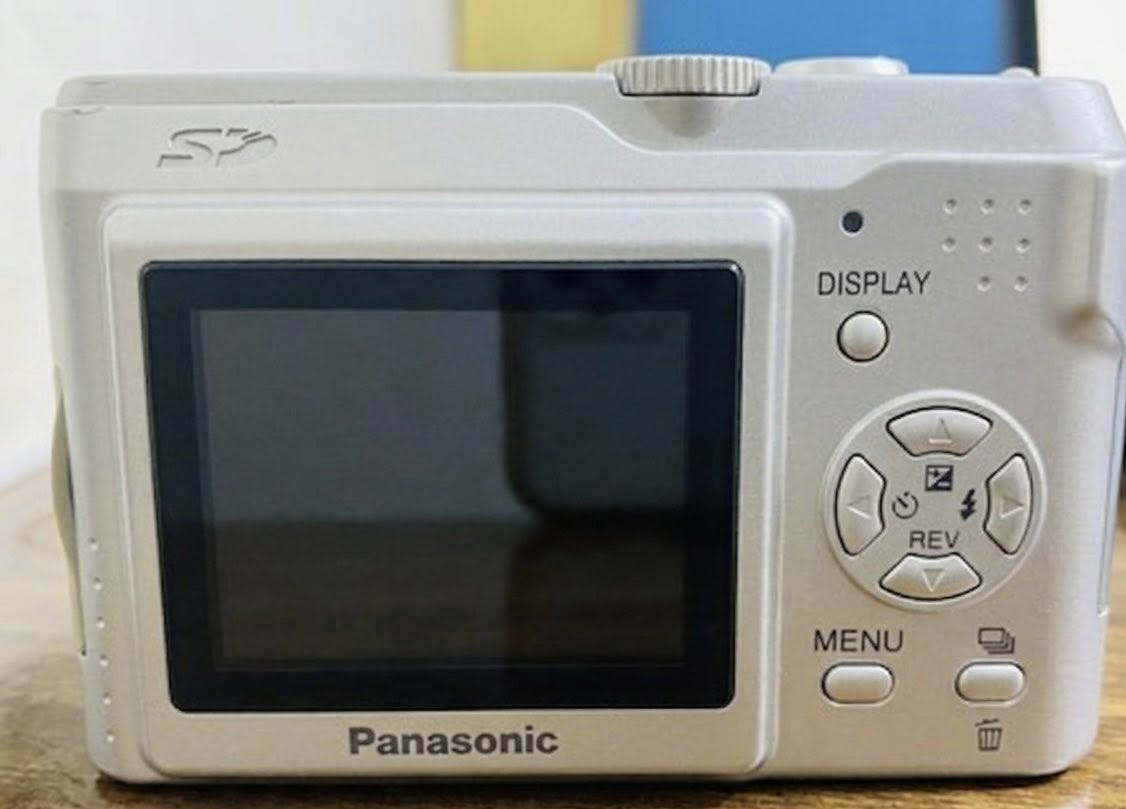 للبيع كاميرا فينتاج Panasonic Lumix DMC-LZr (اللون الفضي المميز)، الحالة الخارجية للكاميرا نظيفة جداً وبحالة الزيرو معاها كمان القارئ (Reader) الخاص ببطاقة الذاكرة عشان ينقل الصور للموبايل أو الكمبيوتر بسهولة
للعلم مش معاها الكرتونة


**إذا كنت صاحب هذا الإعلان وتريد حذفه لأي سبب، رجاءا أرسل رسالة إلى الدعم الفني**