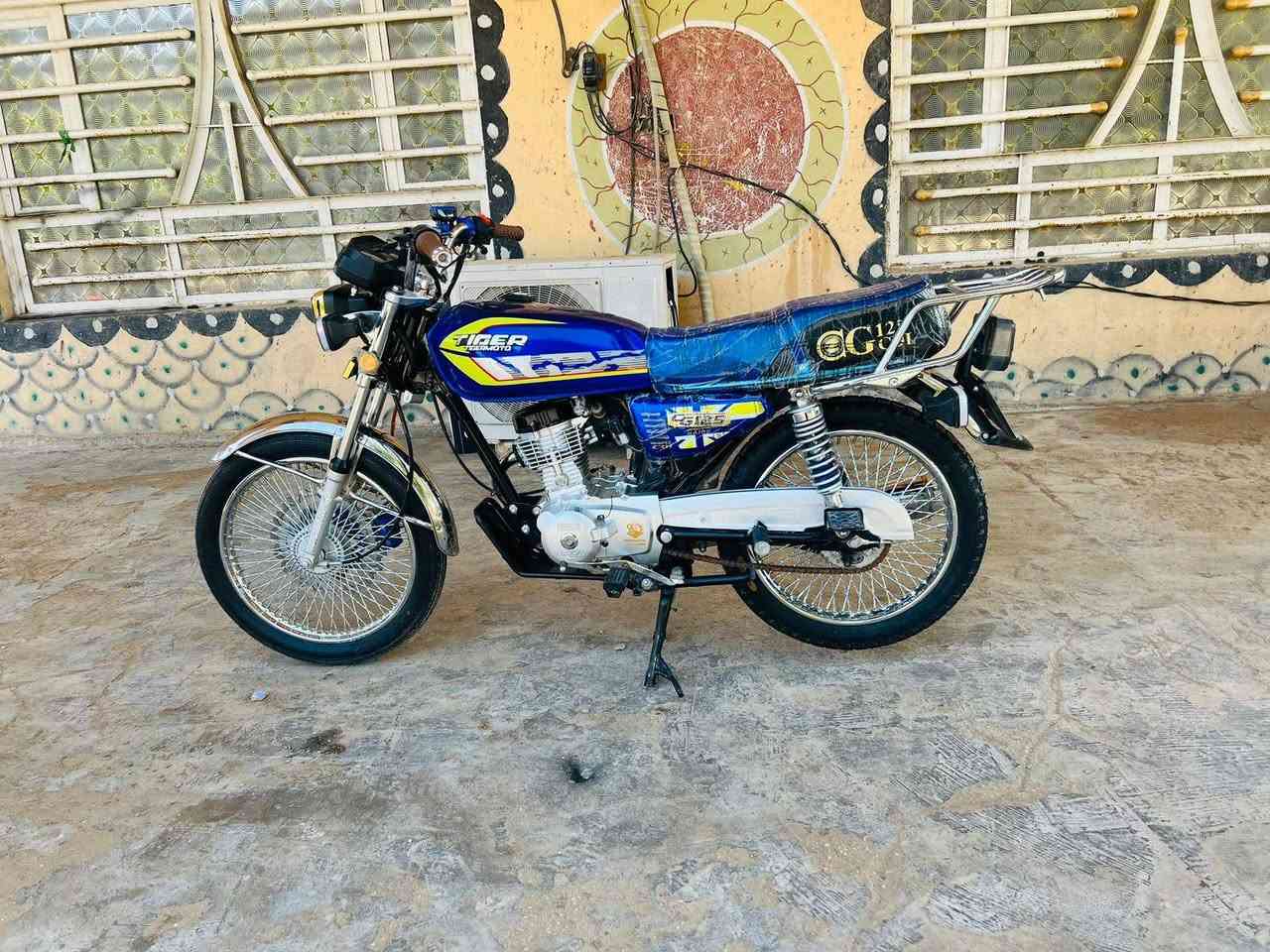 سلام عليكم دراجة تايكر موديل ٢٥ أوراق كامله الدراجه مكفولة كفاله عامه الدراجه جديده وحلو وشرط انضف من الصوره السعر ٧٢٥ وبيهة مجال رقم ***********
