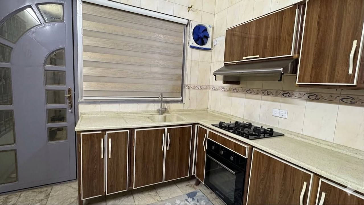 السلام عليكم ورحمه للبيع كاونتر تسكام درجه اولى كلش نضيف طول 4 أمتار وملحق 4 أمتار وسنكي مترين كله مرمر درجه اولى ويا طباخ وشافطه وفرن كامل ينباع السعر 800 وبي مجال شراي خاص او واتساب *********** مكاني شاميه نزله جامع سكندر يوجد توصيل أو مراوس لكاونتر وأخذ فرق
