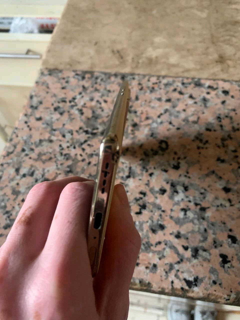 معروض للبيع جهاز انفينكس بحالة جيدة ولون ذهبي لامع. الجهاز يمتاز بتصميم أنيق وكاميرا خلفية ثلاثية. الشاشة نظيفة ولا يوجد بها خدوش ظاهرة. مثالي للاستخدام اليومي.