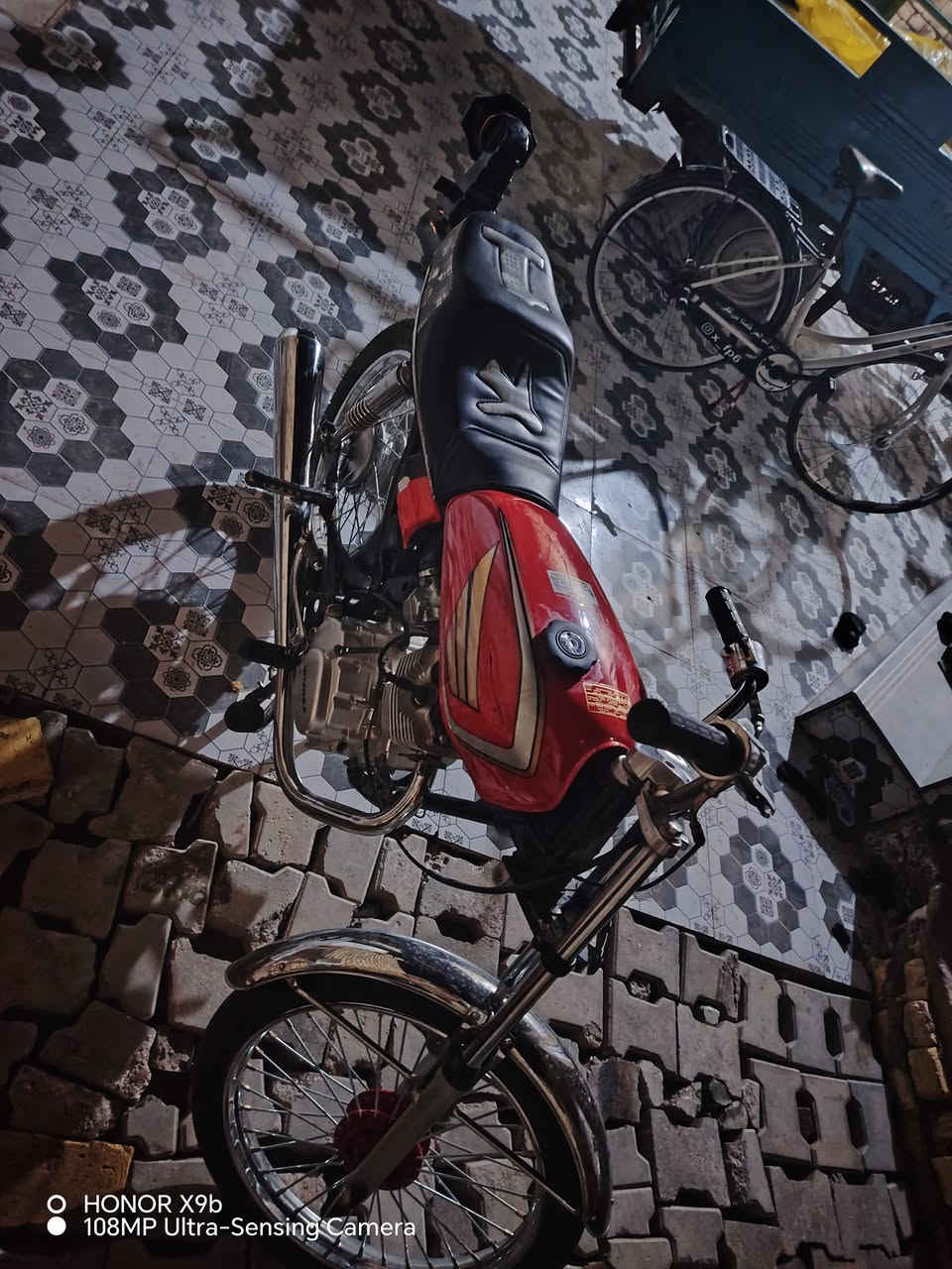 سلام عليكم بدون شاصي 
تعمير 25البيع 

محرك مبدل ولفات بس 

السعر 300وبيهن مجال 

كوت مركز المدينة 

***********بي وتساب
