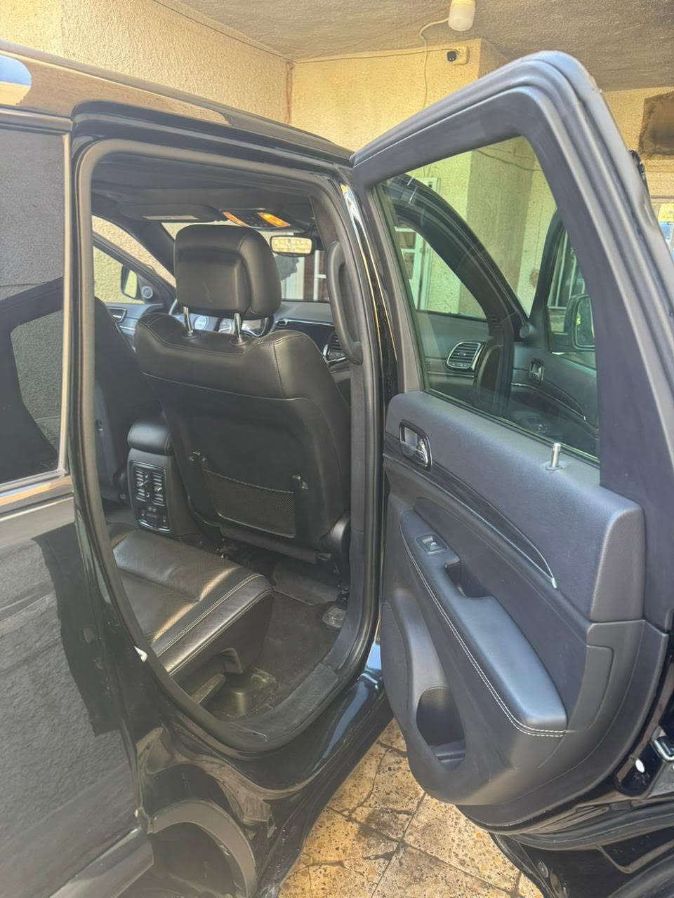 🚙 للبيع — جيب غراند شيروكي
✅ مميزات Jeep Grand Cherokee 2021
 • محرك V6 3.6 
 • أوتوماتيك 8 سرعات
 • دفع رباعي 4WD
 • لون أسود 
 • فتحة سقف بانورامية
💺 الداخل
 • مقاعد جلد أسود
 • مقاعد أمامية مدفأة ومبردة
 • عجلة قيادة جلد متعددة الوظائف
 • تكييف أوتوماتيك ثلاثي 
📱 التقنية
 • شاشة لمس Uconnect 8.4 بوصة
 • نظام ملاحة GPS
 • Bluetooth و Apple CarPlay
 • كاميرا خلفية 360°
 • حساسات أمامية وخلفية
 • نظام ABS
 • نظام الثبات الإلكتروني ESC
 • تحذير الاصطدام الأمامي
🚨 الحساسات والرادار
 • ✅ حساسات أمامية وخلفية للركن
 • ✅ رادار أمامي للاصطدام
 • ✅ حساسات المرايا الجانبية للنقطة العمياء
 • ✅ تحذير عند تغيير المسار
 • ✅ كاميرا خلفية مع خطوط إرشادية
 • ✅ تنبيه حركة العبور الخلفي

السيارة مرقمة 

التوصيل : ***********

ملاحظة : السعر 240 وبيه مجال قليل
