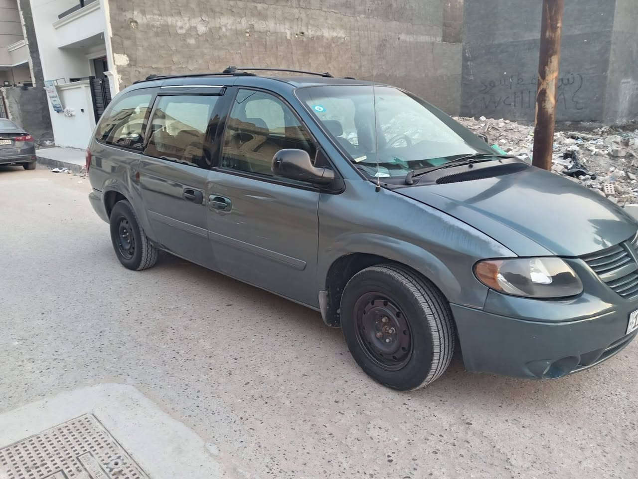 السلام عليكم دوج كرفان طويله كير مكينه تبريد لوك بسمي امبدك بيها باب خلفي فول كهرباء ٦٨ وبيها مجال مكان الدوره ***********
