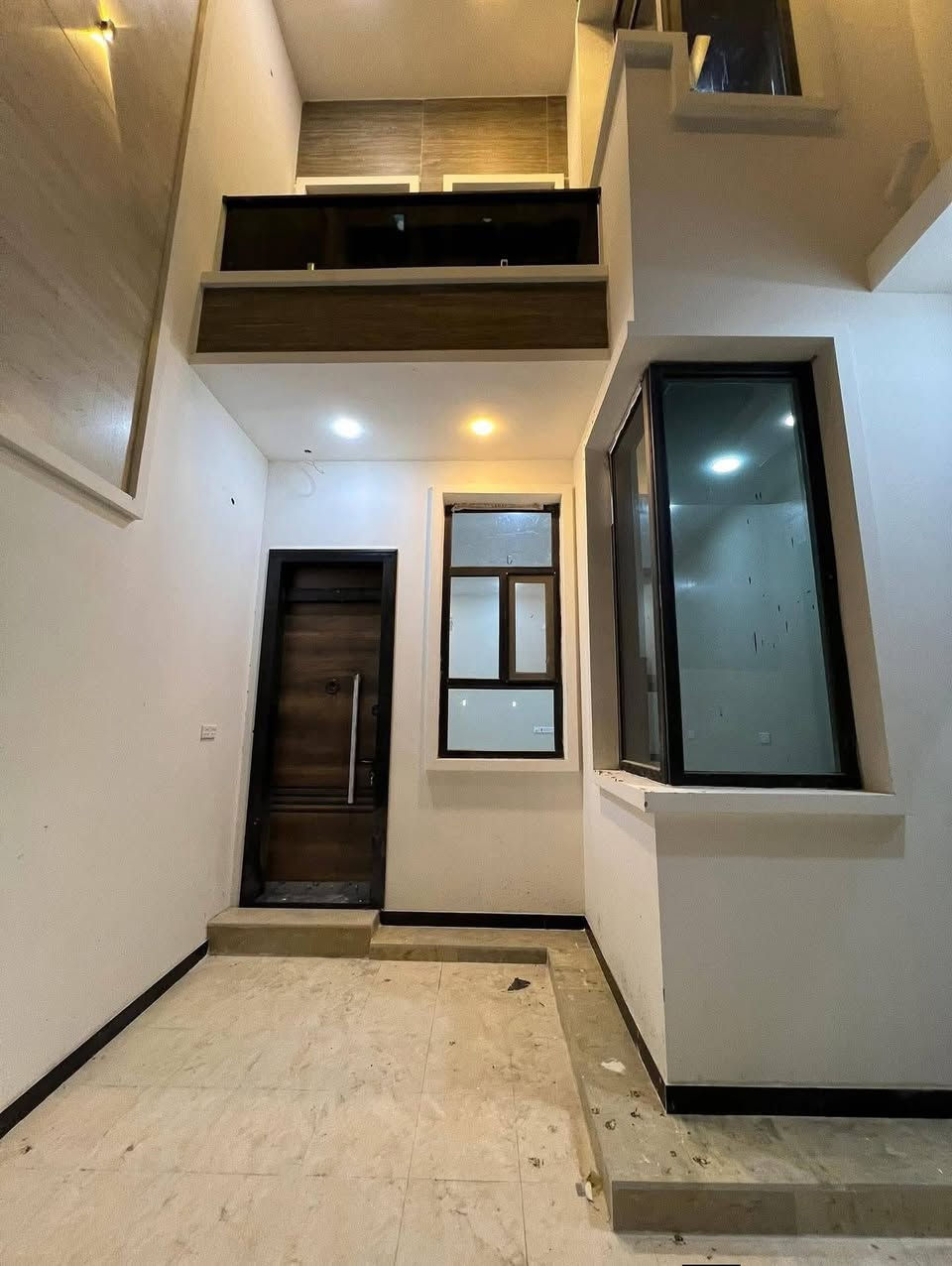 دار سكن فاخرة للبيع

المساحة: 207 متر
عدد الطوابق: طابقين
نوع الطابو: طابو صرف

✨الموقع:
الديوانية – حي الفرات
على شارع بعرض 15 متر، موقع ممتاز وسهل الوصول

دار سكن بناء حديث جدًا بواجهة عصرية أنيقة،
تنفيذ شغل كونكريت مسلح درجة أولى وبمواصفات عالية الجودة.
✨ دار مثالية للسكن العائلي تجمع بين التصميم العصري، جودة البناء، والموقع المميز.

           ✨               تفاصيل الطابق الأول:             ✨

غرفتين نوم

صالة واسعة

استقبال أنيق

مطبخ عملي

مناور عدد (2)

حديقة داخلية مع شلال يضيف لمسة جمالية مميزة

صحيات داخلية وخارجية

          ✨             تفاصيل الطابق الثاني:            ✨

غرفتين نوم (سويت)

صالة

سطح واسع

🔹 العرض حصريًا لدى #مكتب_علاء_الخالدي_للعقار

عنوان المكتب:
الديوانية – حي الفرات – شارع الصب

📞 للاستفسار:
مراجعة مكتب علاء الخالدي للعقار
أو الاتصال على الرقم: ***********
