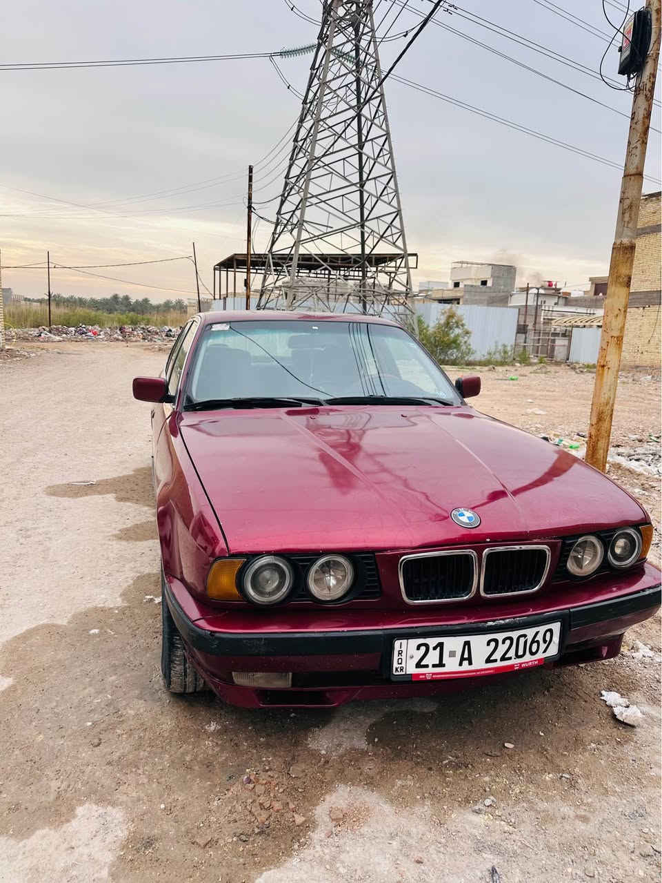 السلام عليكم ...
BMW 525i 🇩🇪 
                                                                  طراز 1990 أصل بليته 
سنوية لغاية 2030 باسمي رقم سليمانيه 

مكينه مسكر عدل (كبس)
مكينه وگير بشرط تبريد جيد
داخله كلش حلو تلبيسه جلد من شركة BMW / فتحة بالقماره
تخم اطارات جديده 
صدر امامي و خلفي جديد 
تخم قايش ورولات جديد 
تخم بلك ونوزل وفيت بم وتخم صوندة مال بانزين كله جديد 
ادامه كامله
راديتر و مروحه وحاضن جديد 
منظومه لايت زنون بالعالي  
تدفئه بالكشن كشن ميكانيك 
كامره بگ بالمرايه 
سستم صوت يخبل السعر 54 $ مكان السيارة
بغداد أو كركوك 
استفسار *********** 
 السياره نقصه بس صبغ الدعاميه الخلفيه وركن الجاملغ بغداد, العراق
