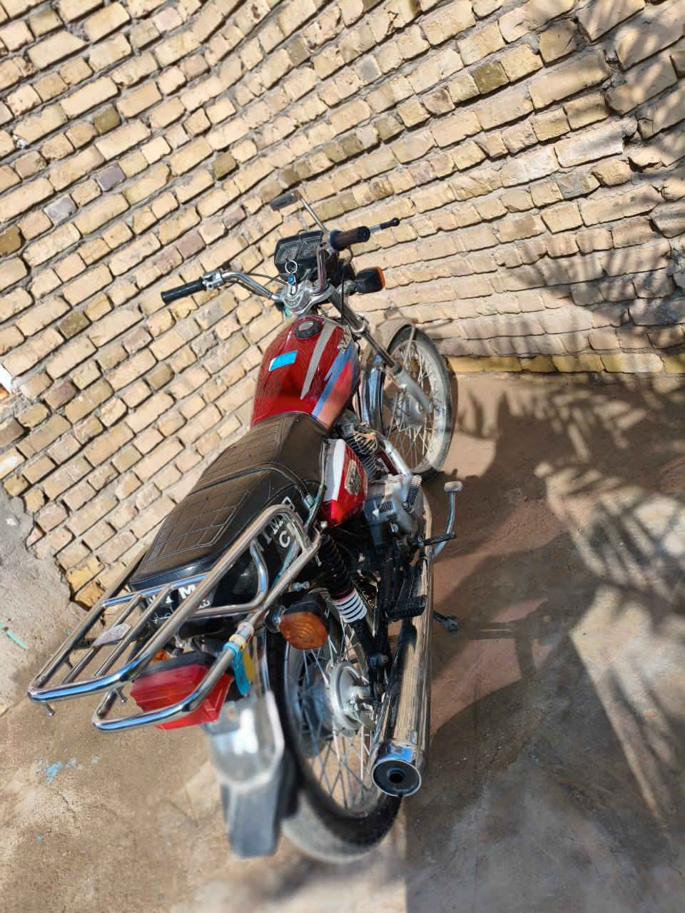 االسلام عليكم  شباب   دراجه شاصي اوراق اصولي   19  بيها مكينه 19  وباقي 25 شلامجه كلها  الدراجه مبدل بيها ولفات.   والدراجه شوفت عينكم عازلها بس ترتيب  ***********... سعر 775
